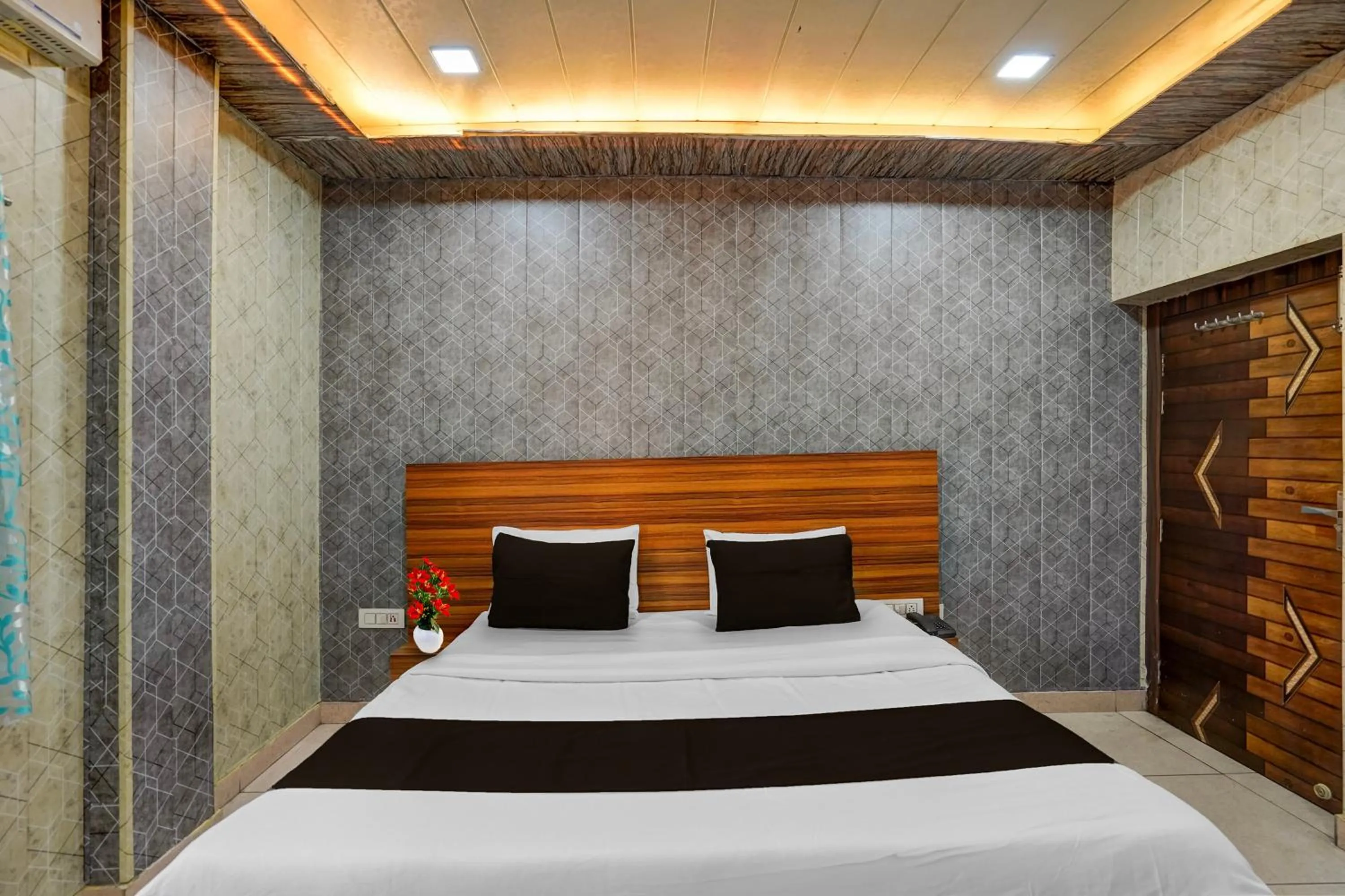 Bedroom, Bed in Super Collection O JK Temple Kanpur Formerly Yatika Inn