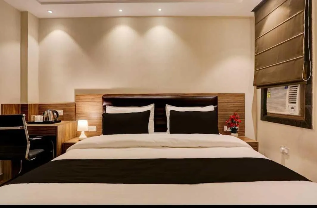 Bedroom, Bed in Collection O JK Temple Kanpur Formerly Yatika Inn