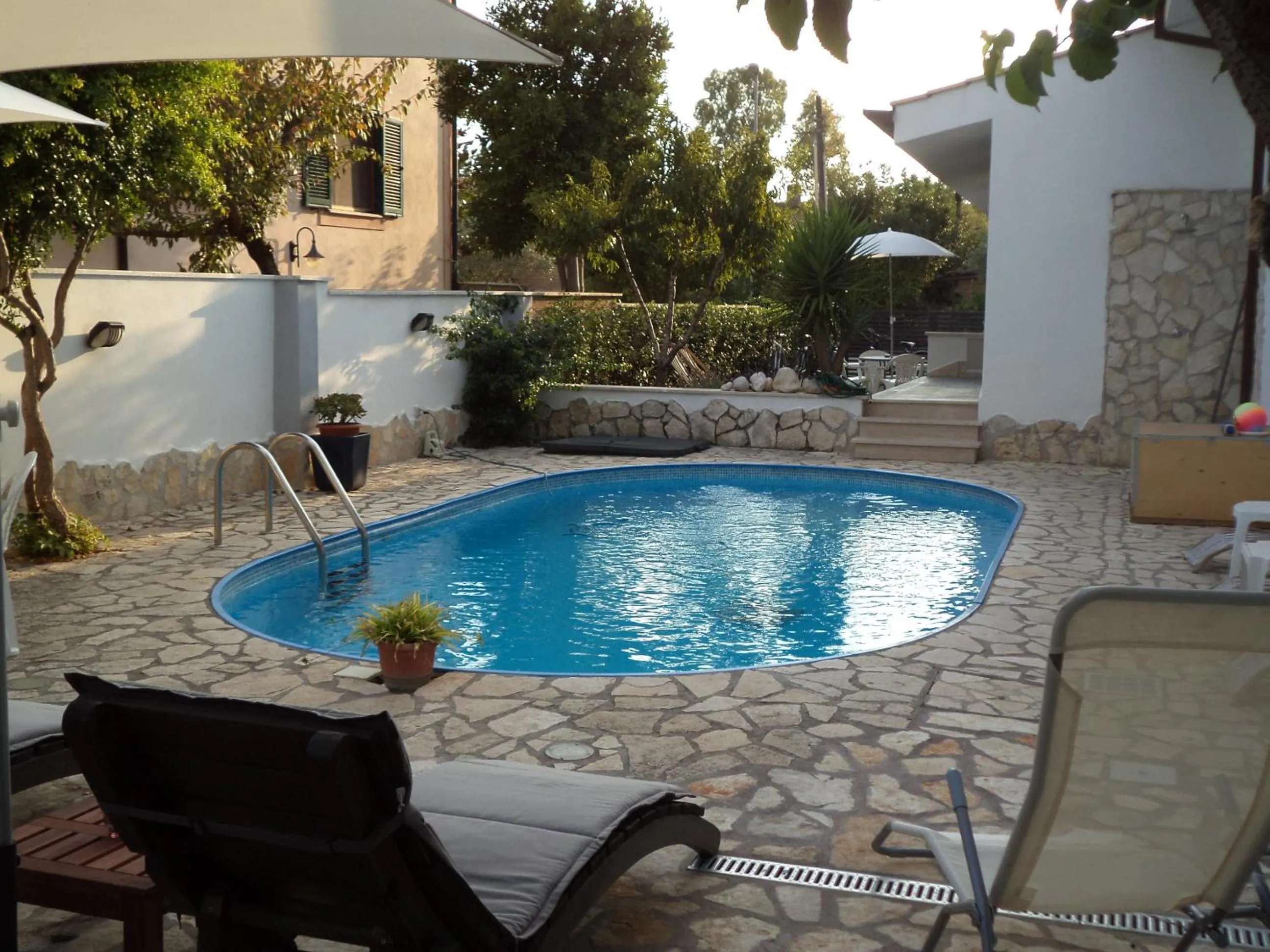 Swimming pool in Gens Mundi B&B