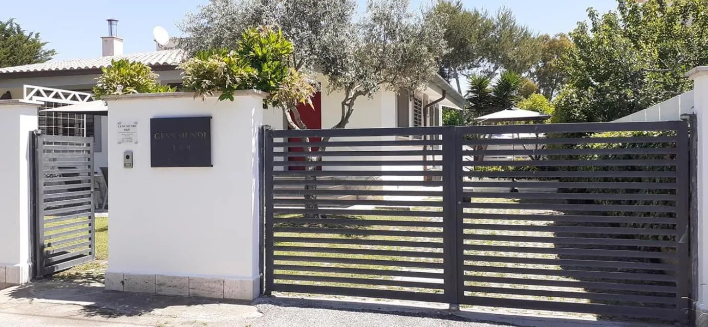 Facade/entrance in Gens Mundi B&B