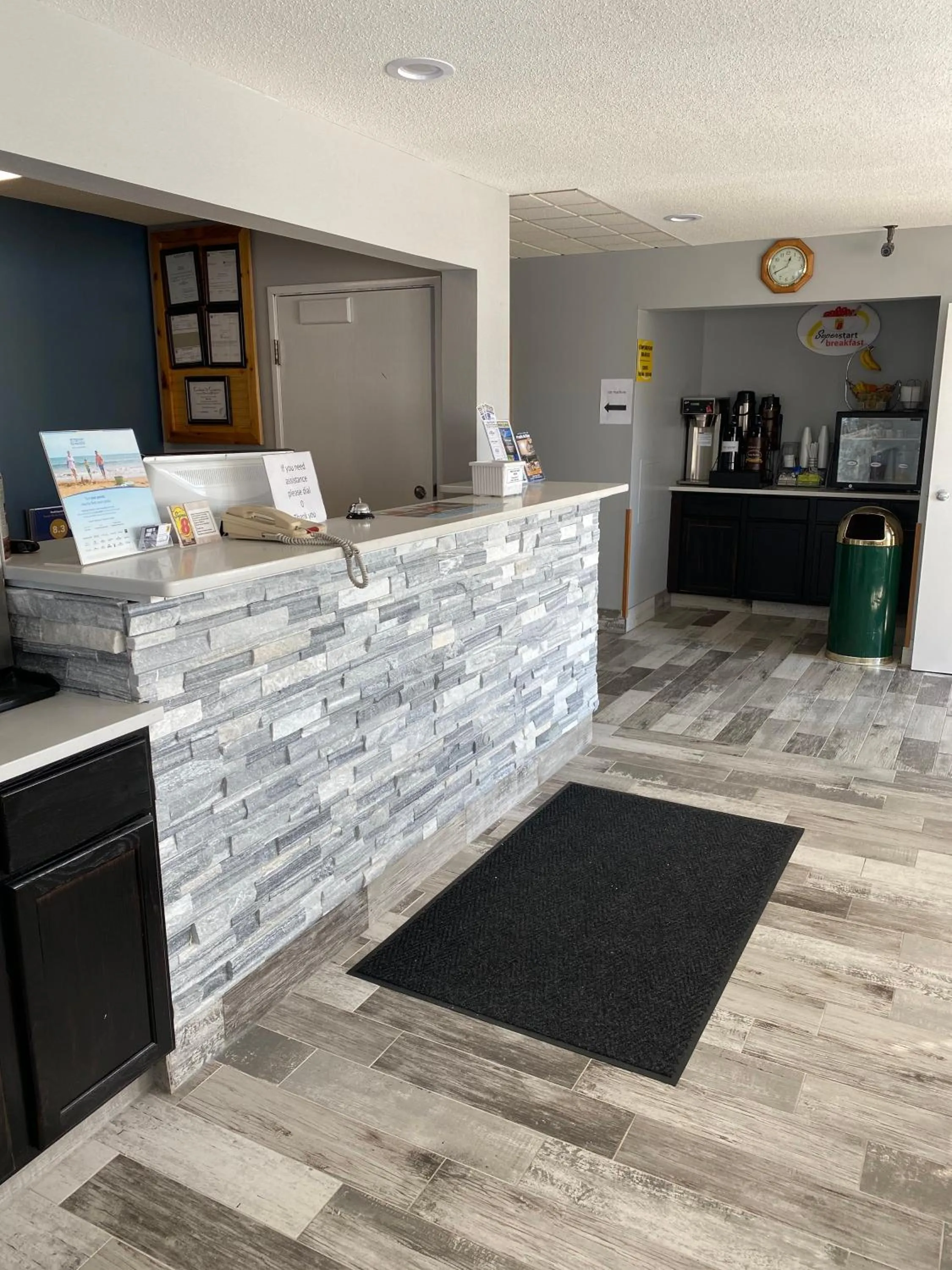 Lobby/Reception in Super 8 by Wyndham Prairie Du Chien