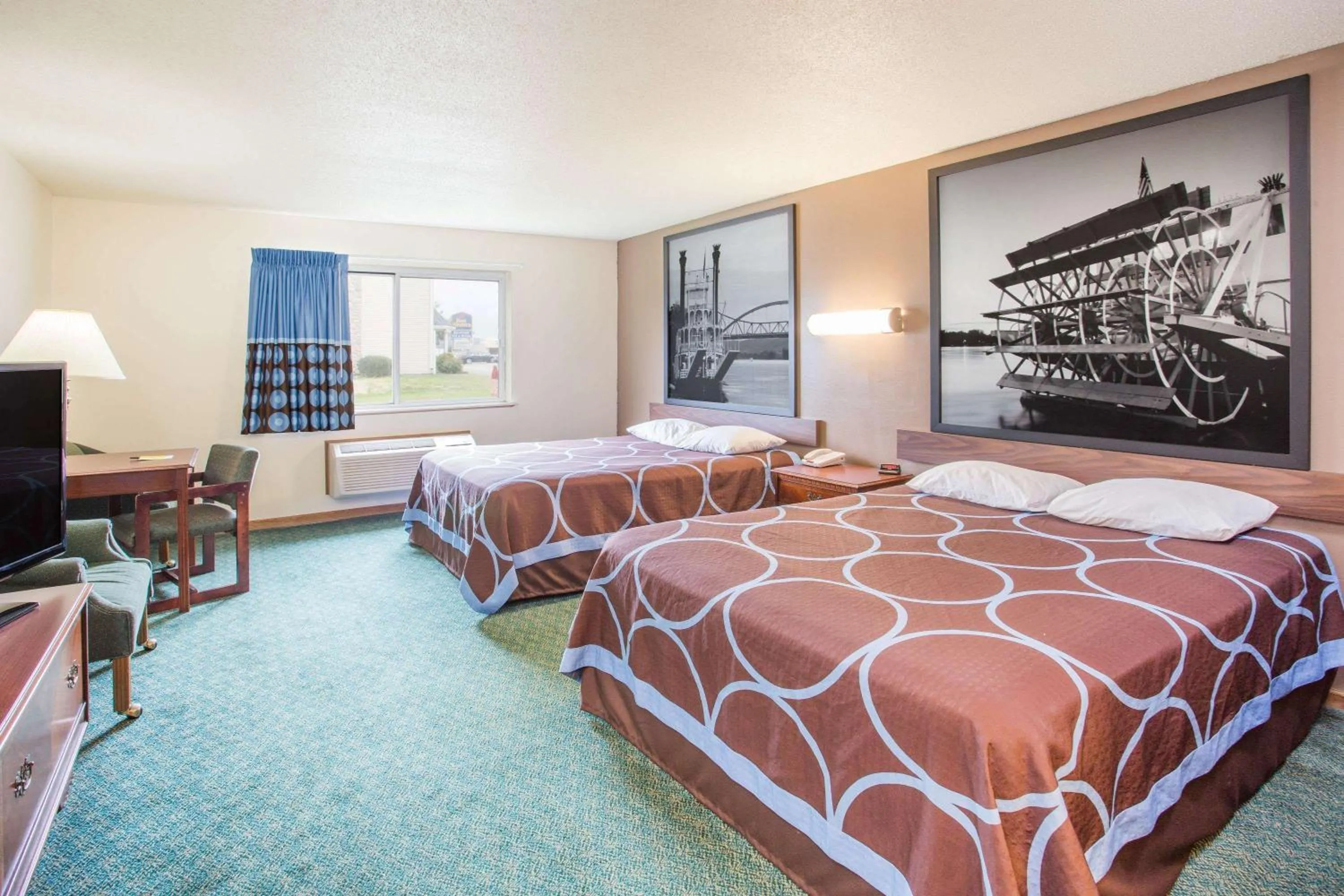 Photo of the whole room in Super 8 by Wyndham Prairie Du Chien