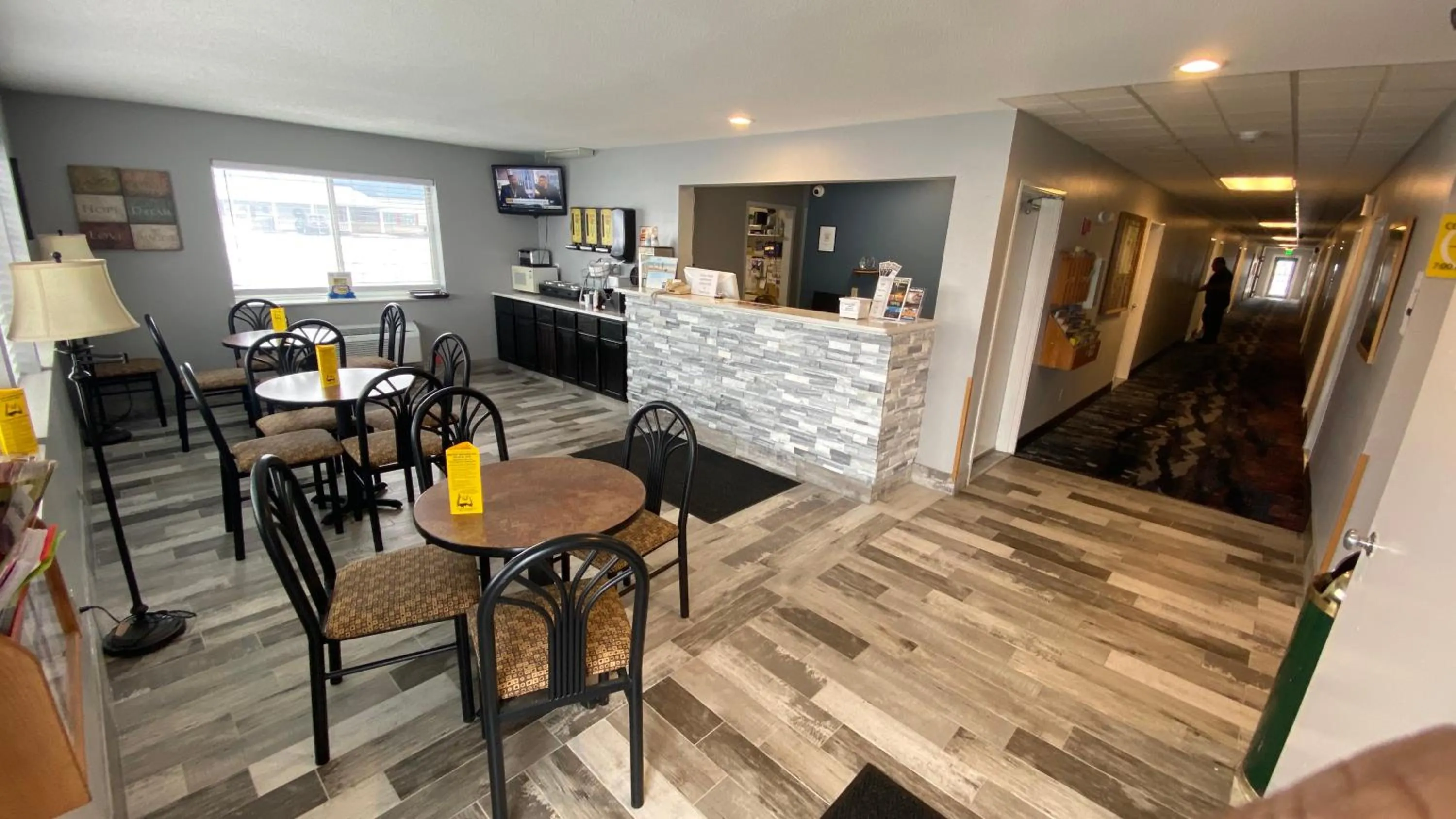 Continental breakfast, Restaurant/Places to Eat in Super 8 by Wyndham Prairie Du Chien