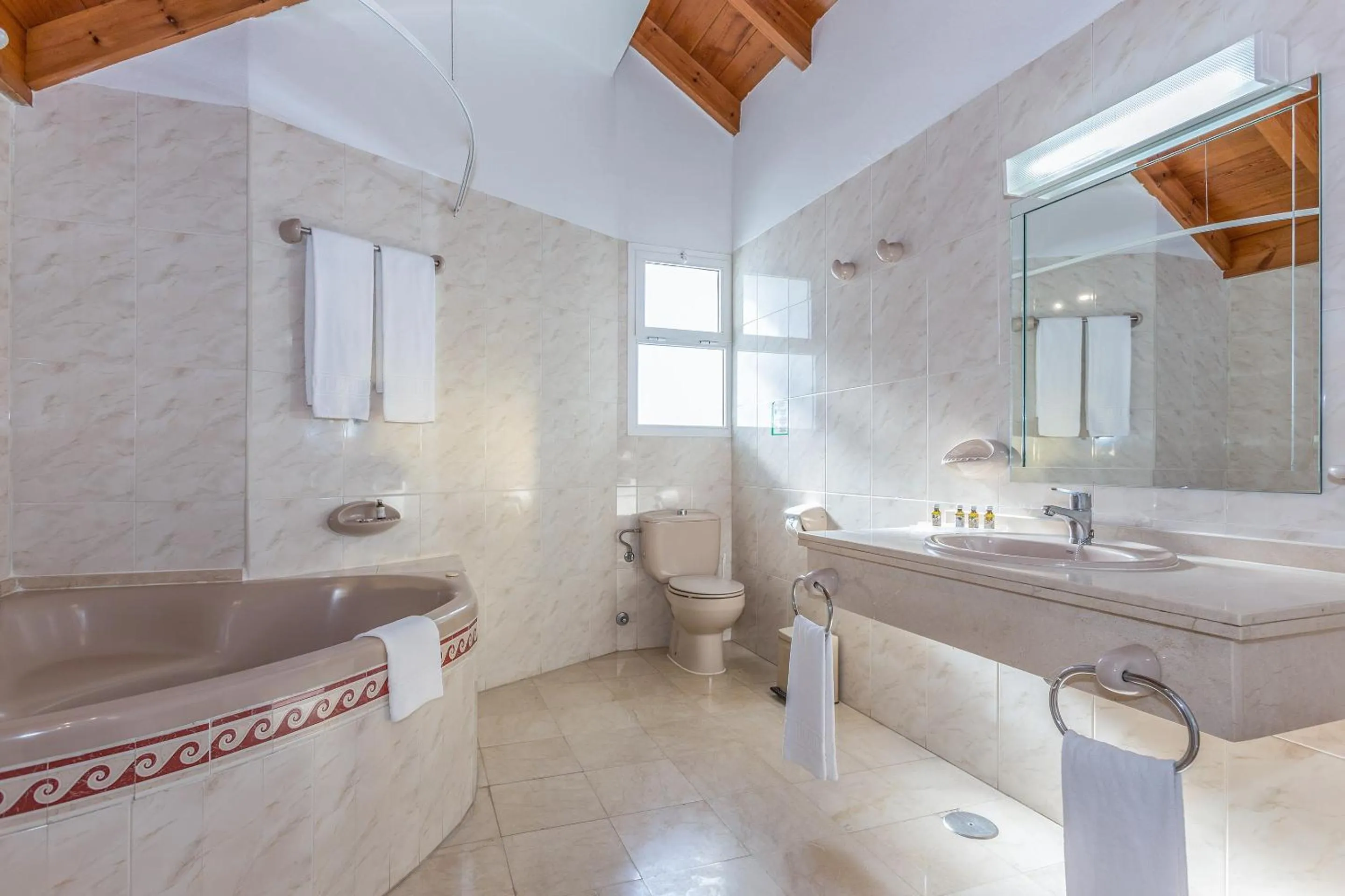 Shower in Ona Alanda Club Marbella