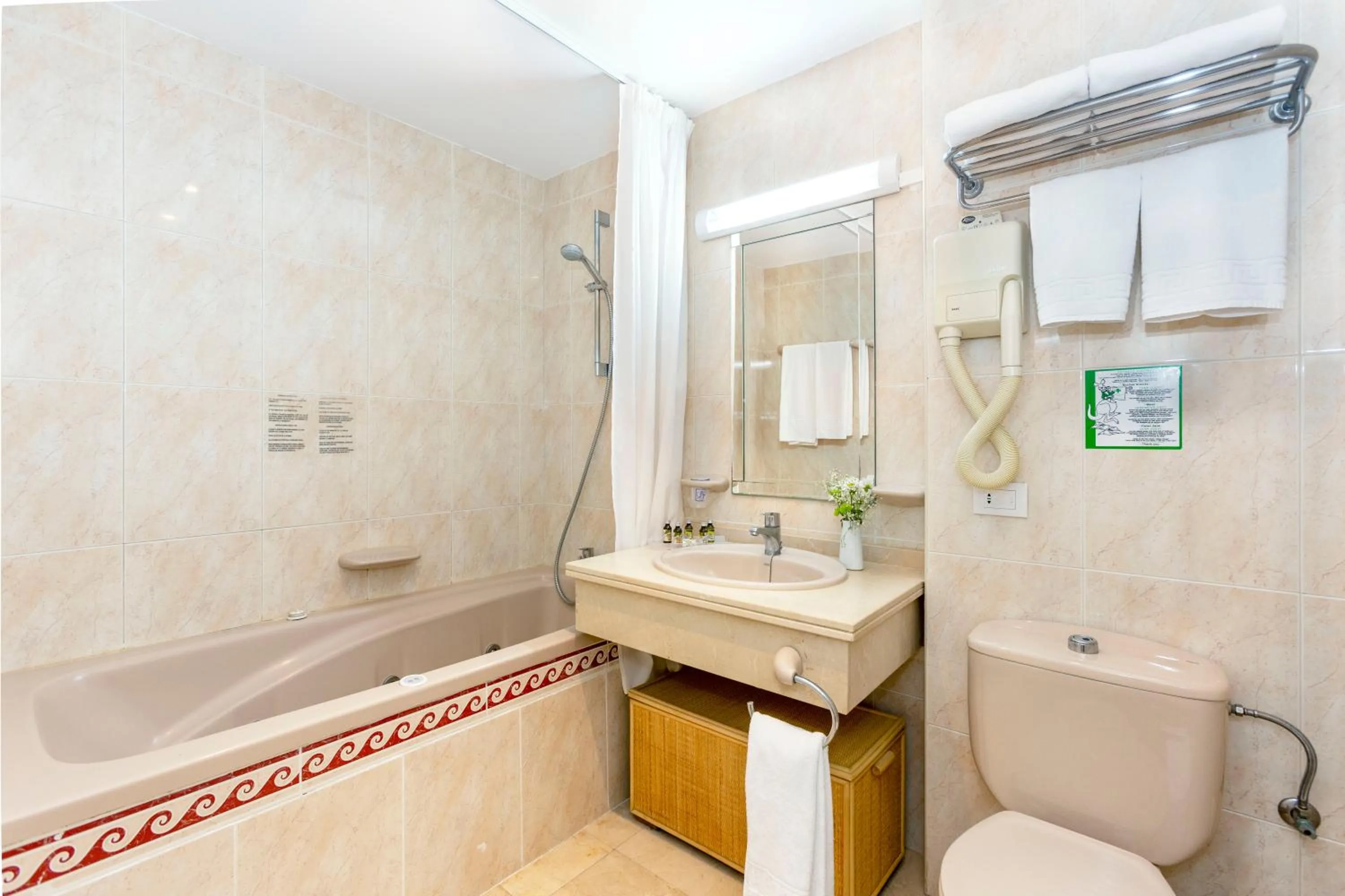 Shower in Ona Alanda Club Marbella