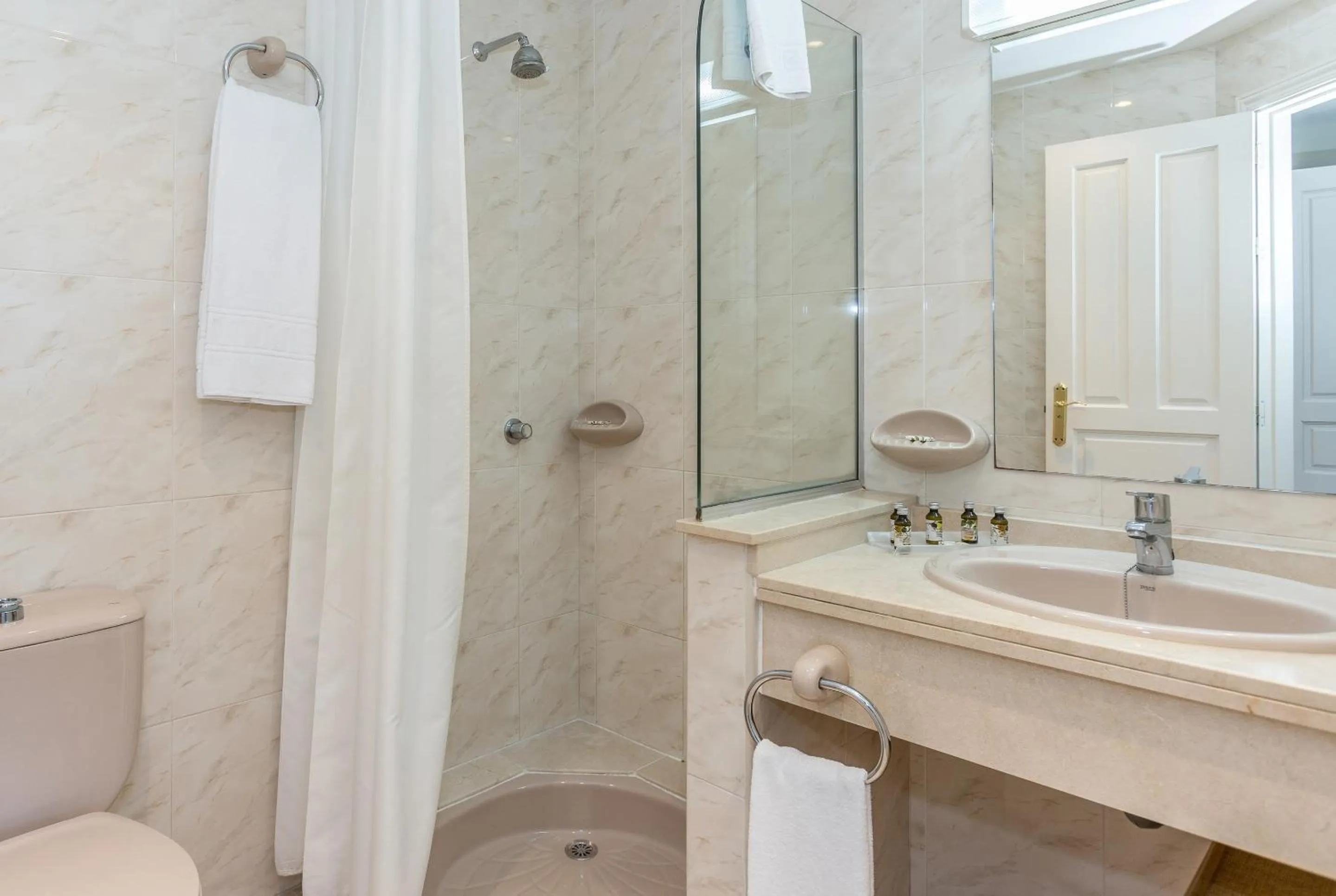 Shower in Ona Alanda Club Marbella