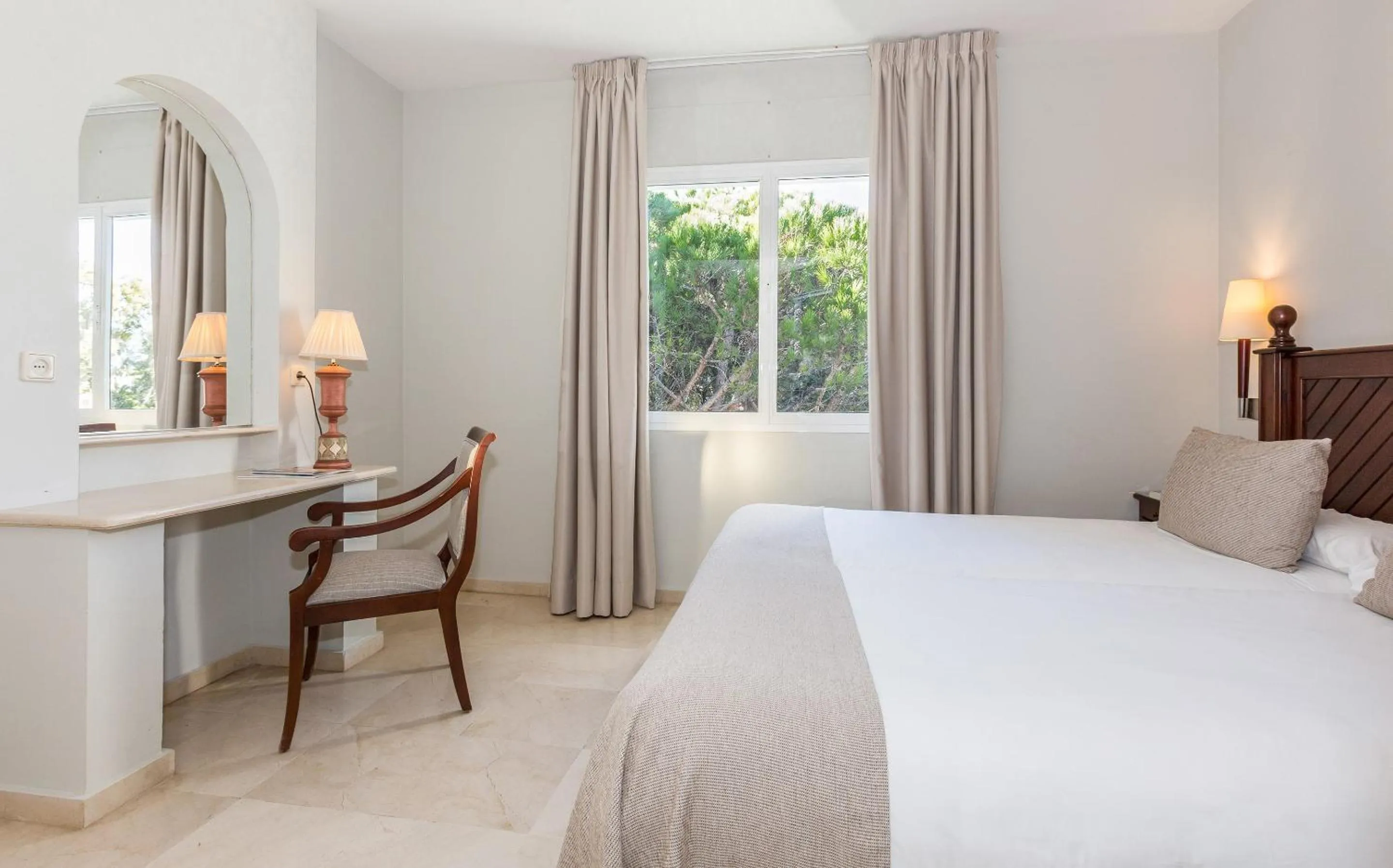 Bed in Ona Alanda Club Marbella