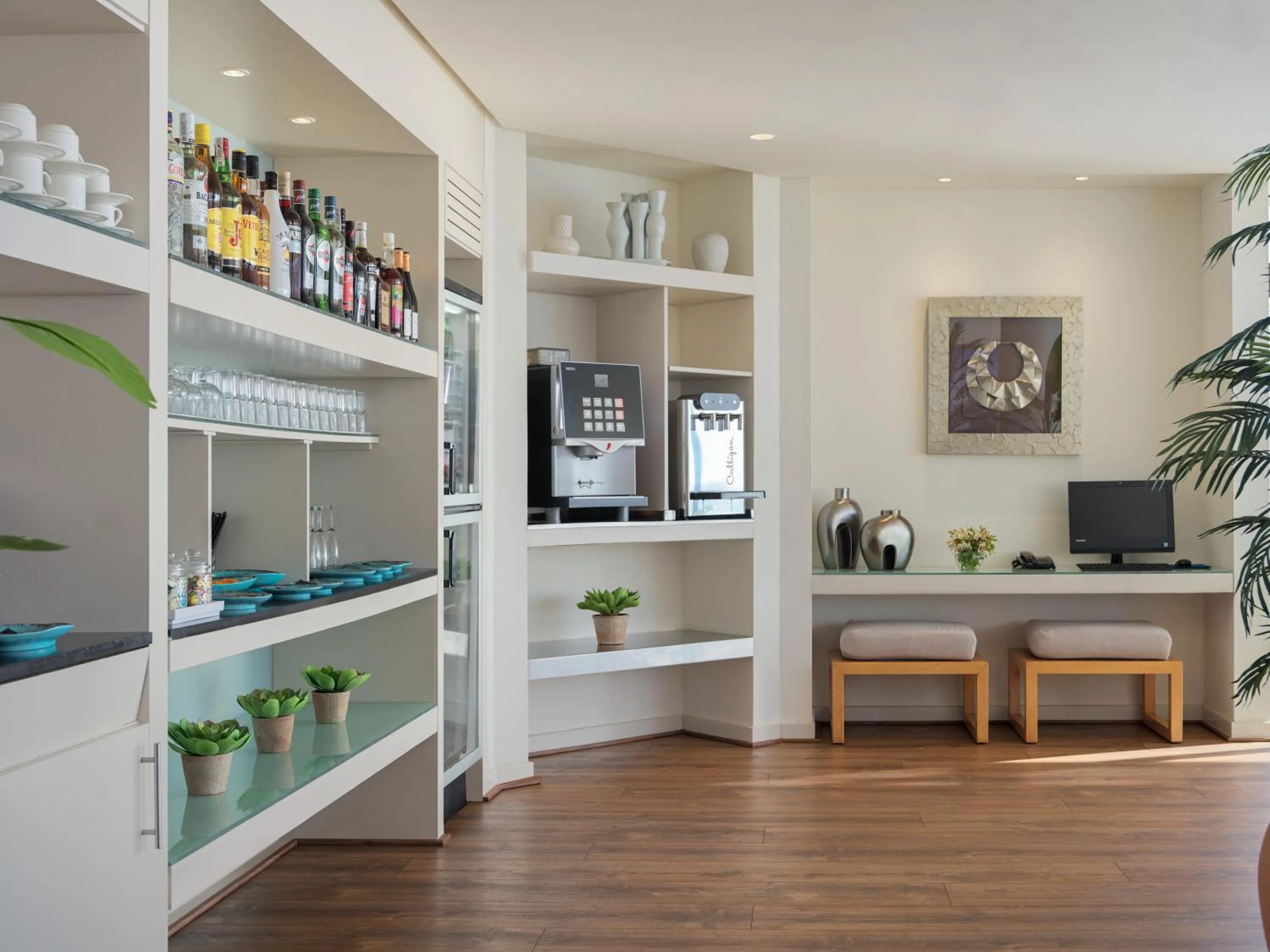 Area and facilities in H10 Conquistador