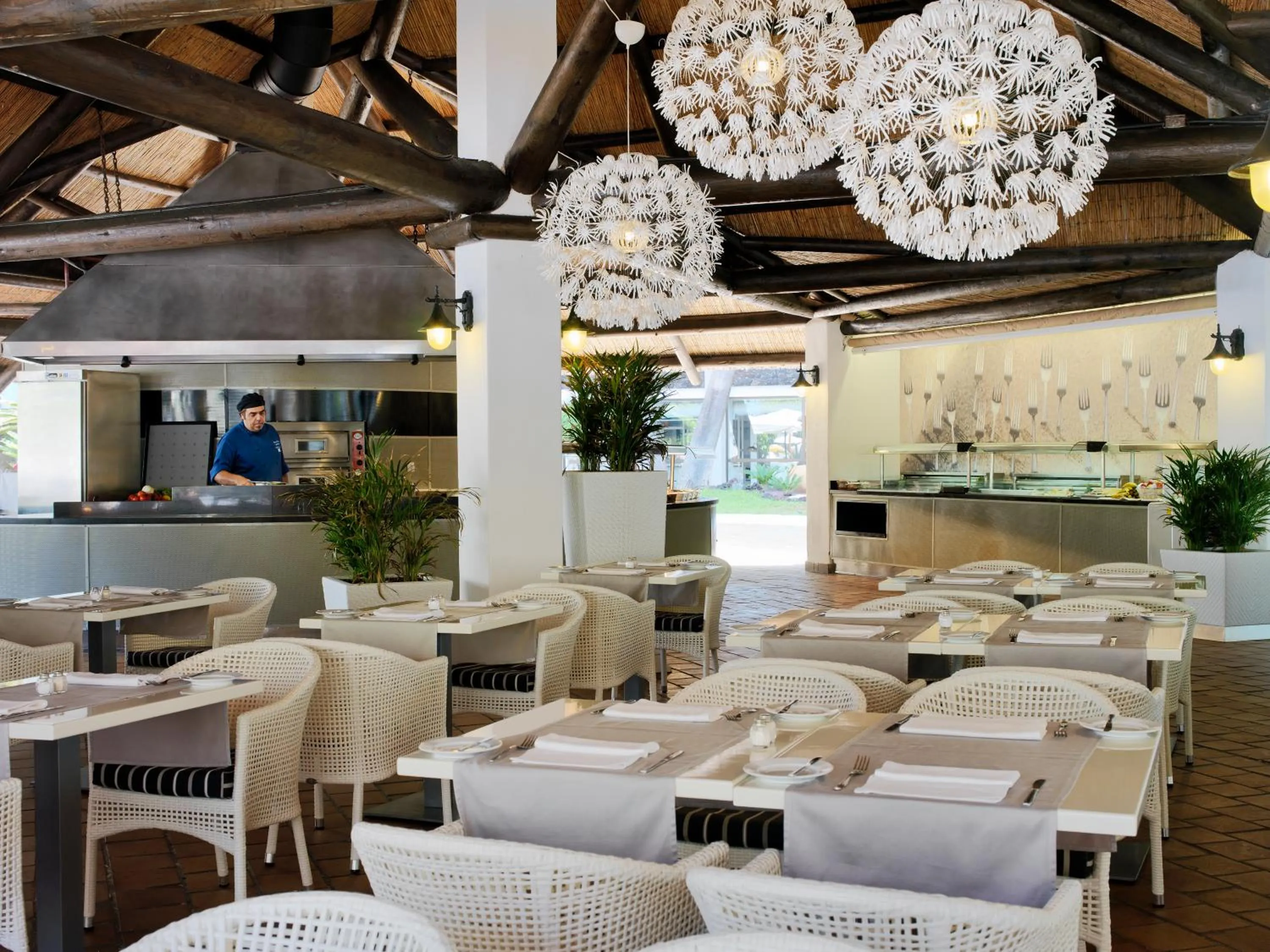 Restaurant/places to eat in H10 Conquistador