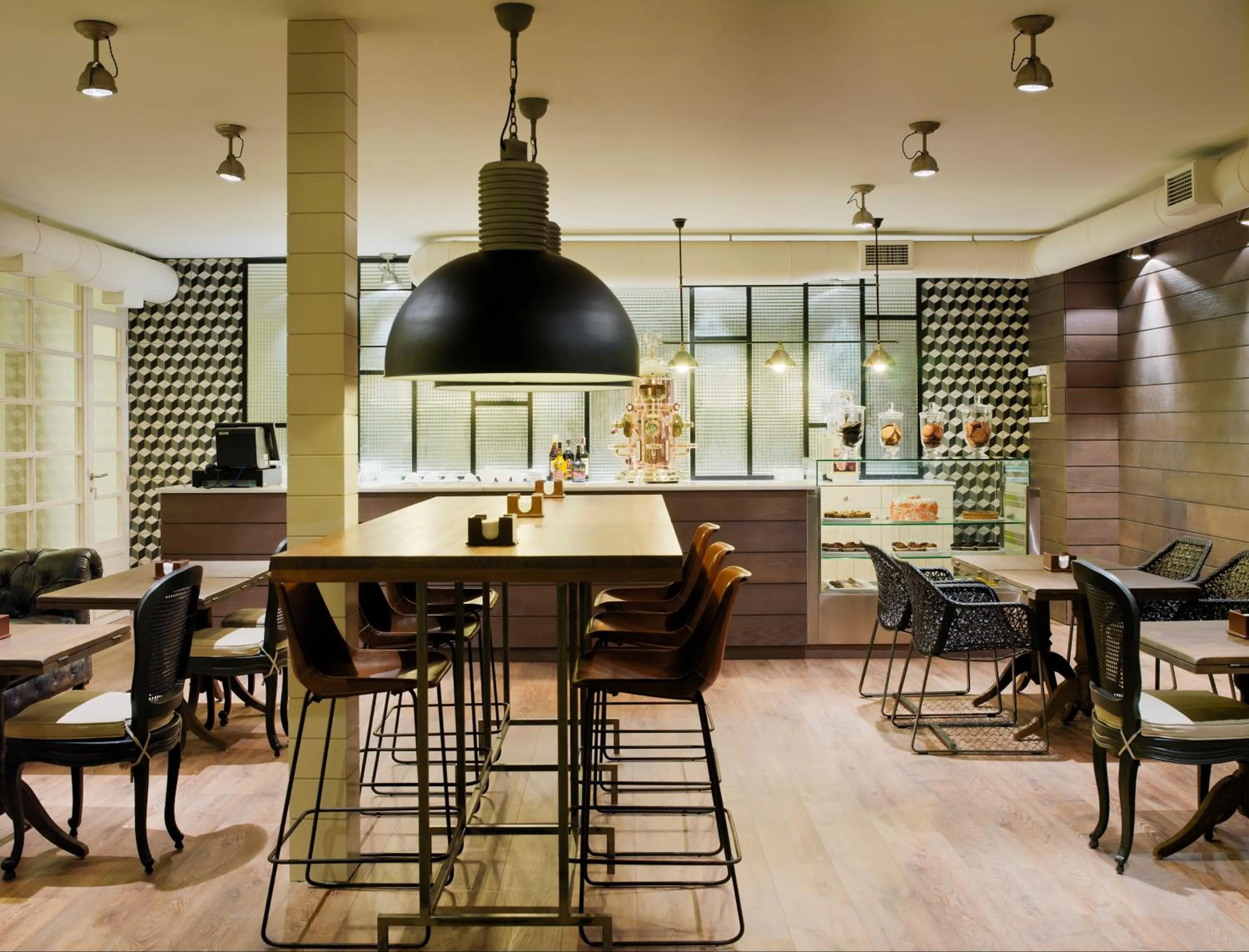 Lounge or bar in H10 Conquistador