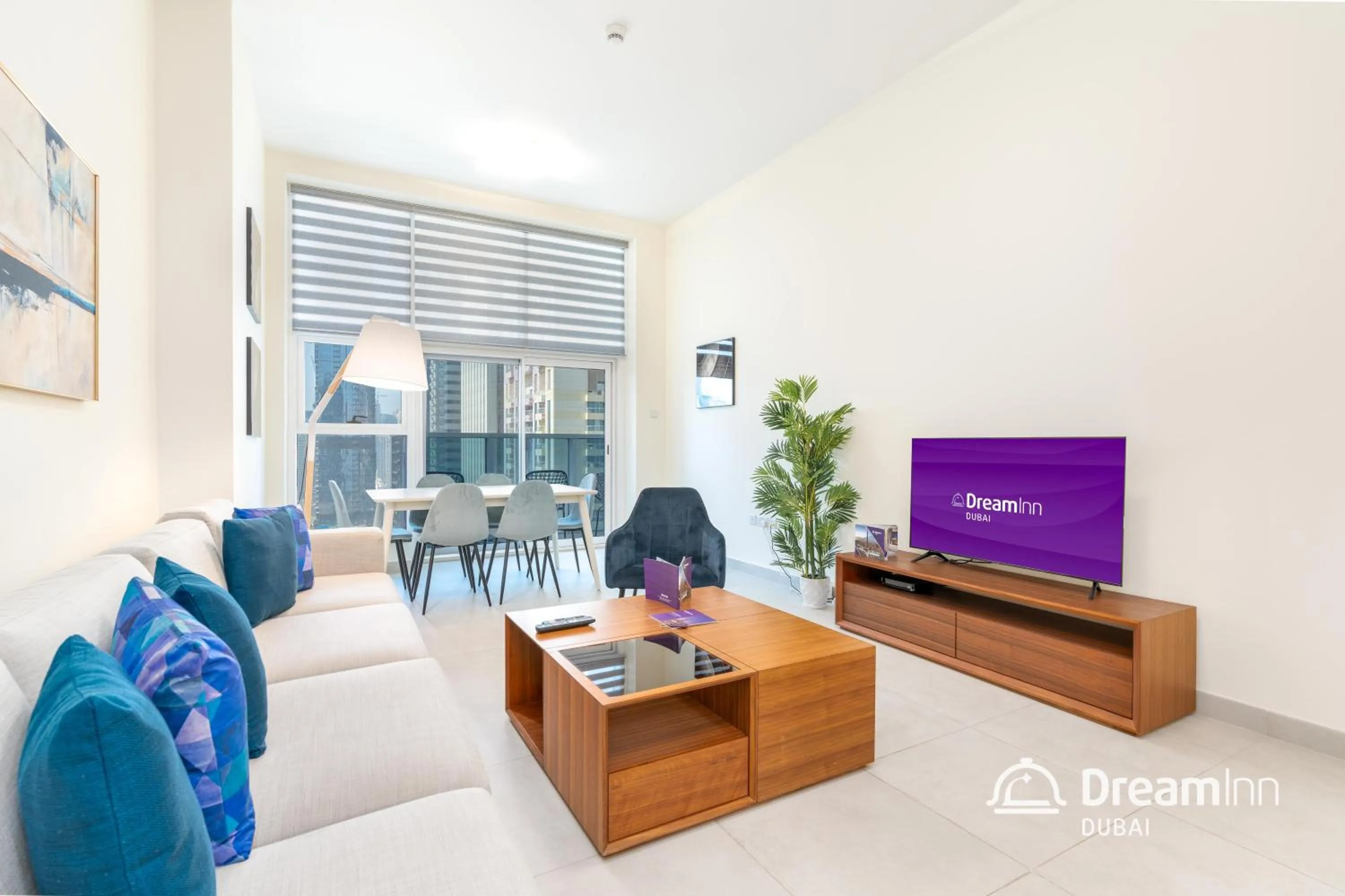 TV and multimedia in Dream Inn Apartments - Marina Arcade Tower