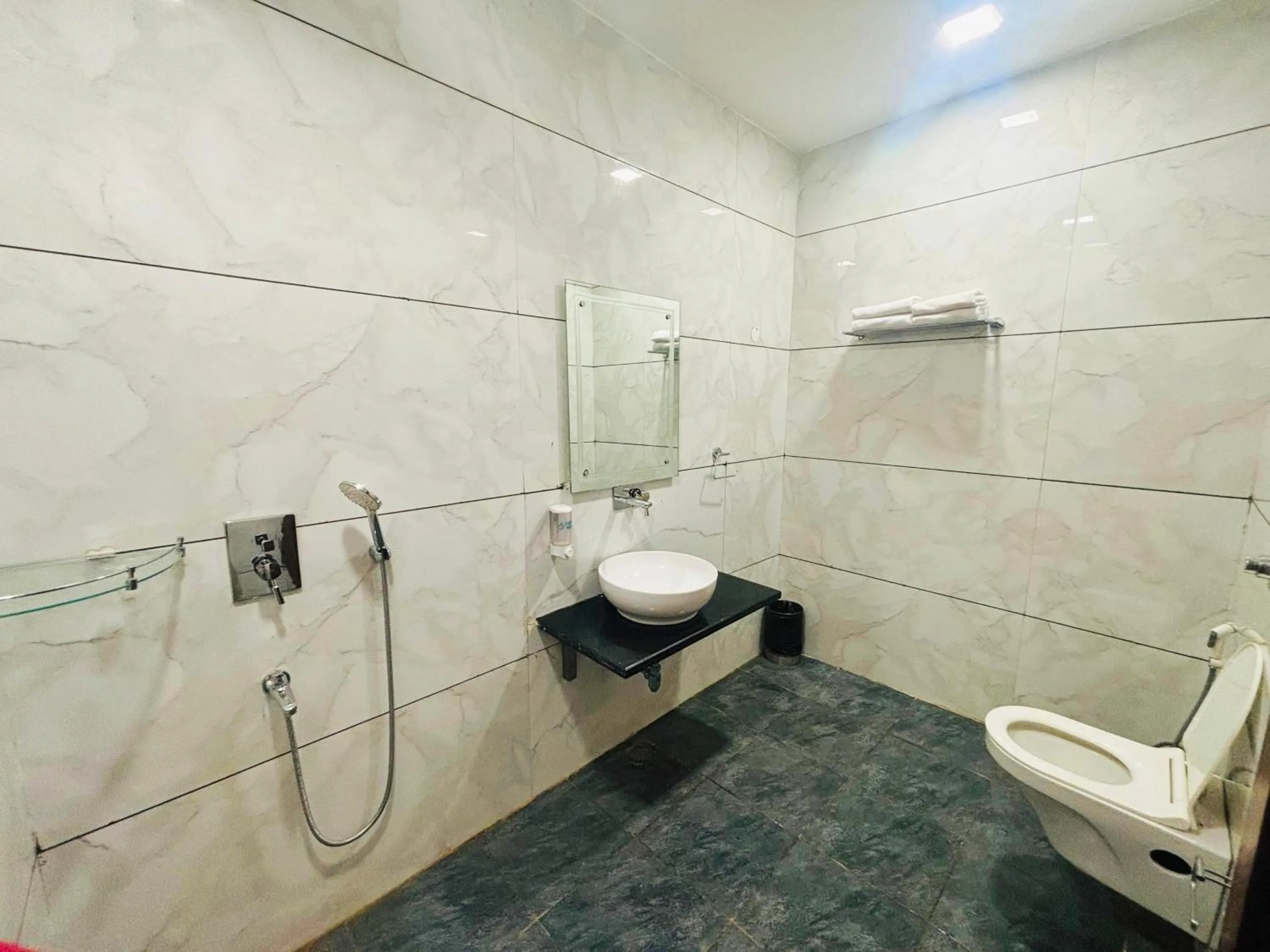 Bathroom in Vinn Amar Vilas by Vesta