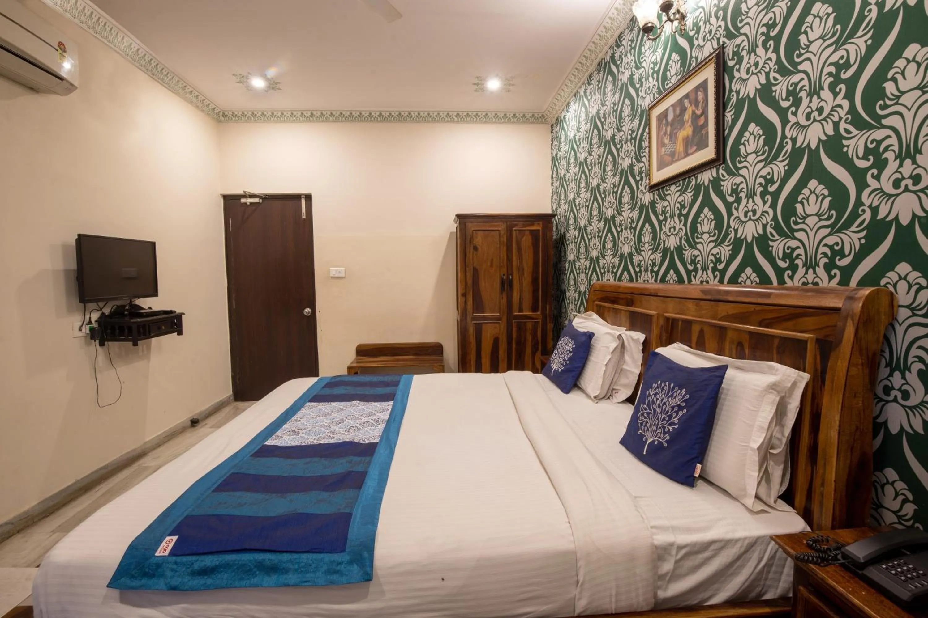 Bed in Hotel Royal Pratap Niwas