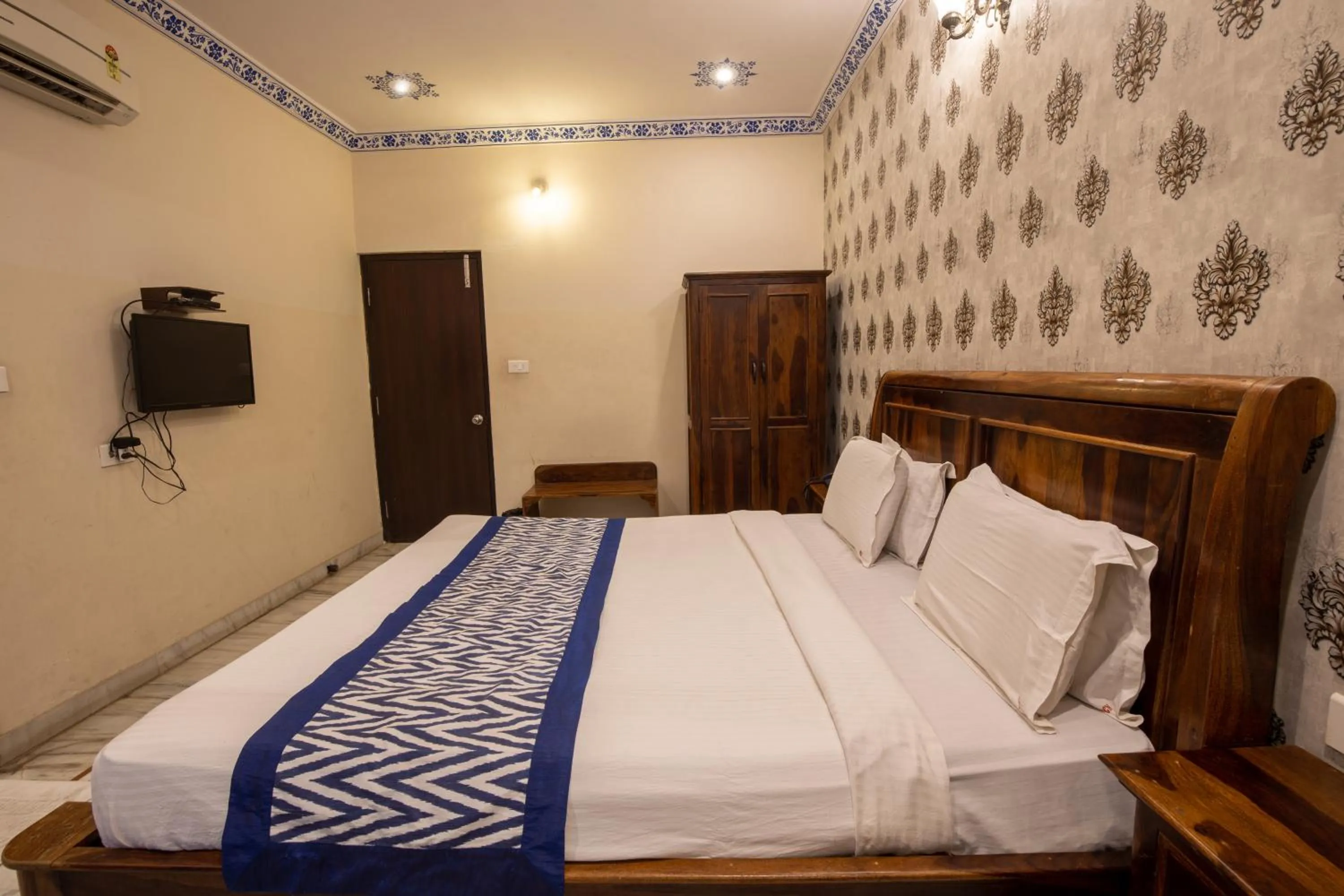 Bed in Hotel Royal Pratap Niwas