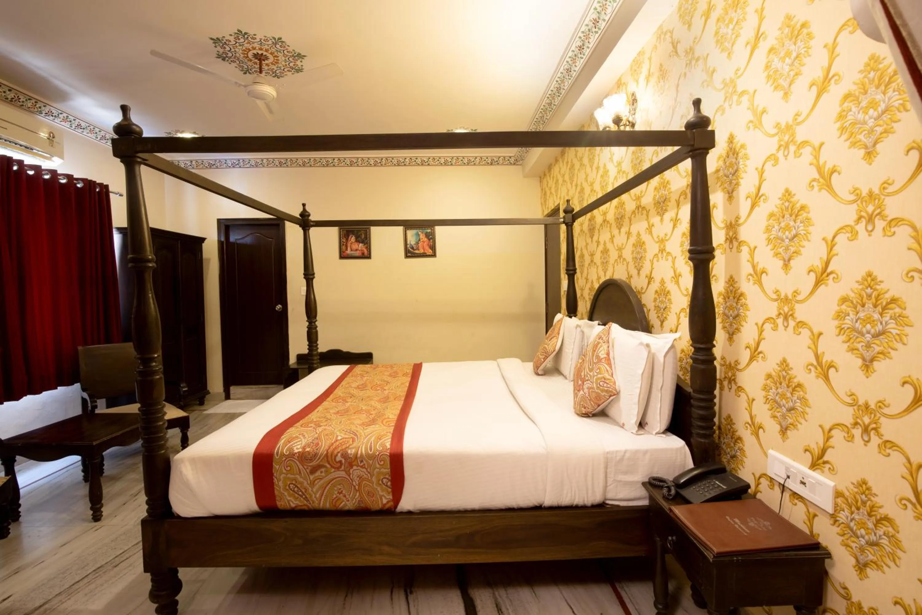 Bed in Hotel Royal Pratap Niwas