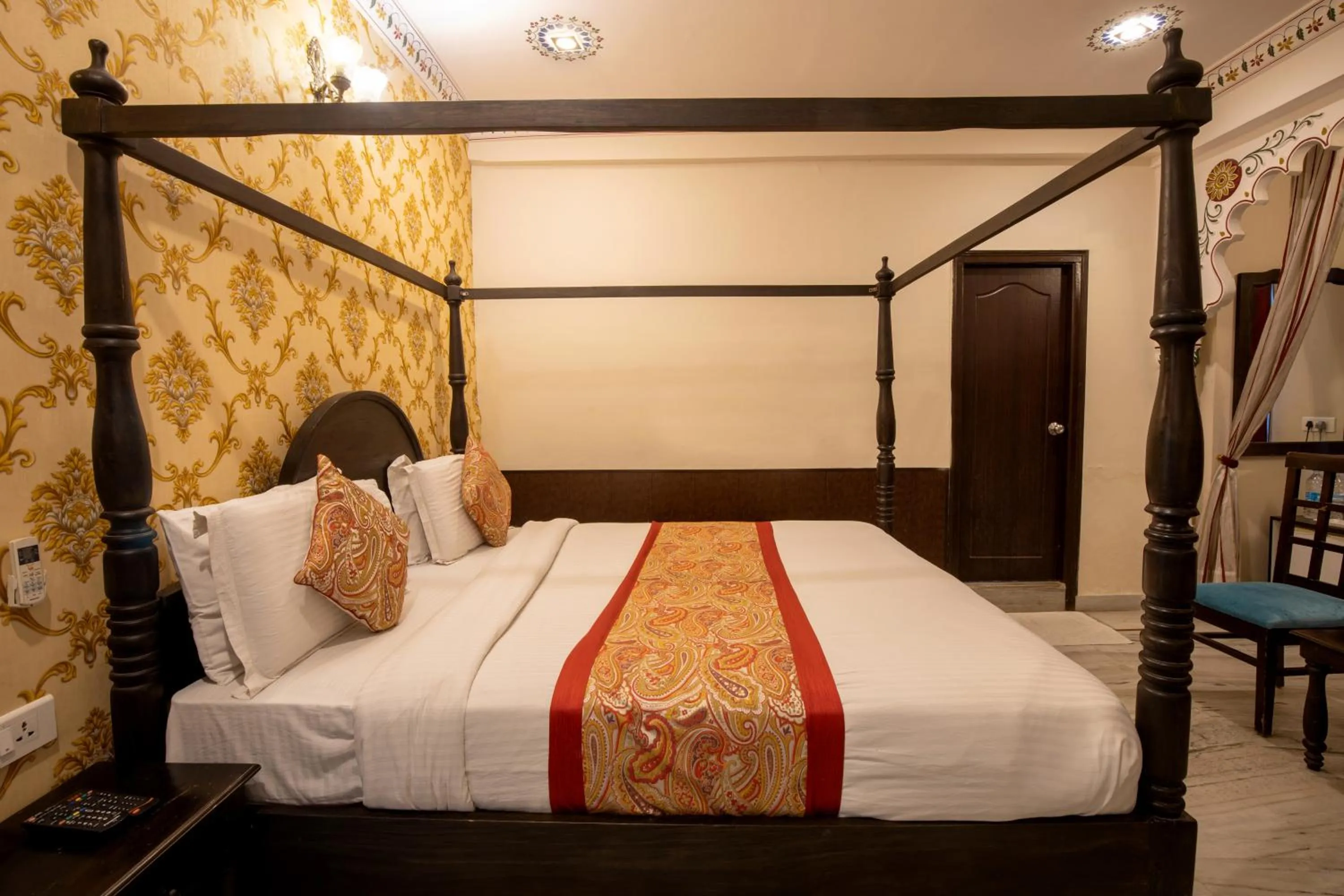 Bed in Hotel Royal Pratap Niwas