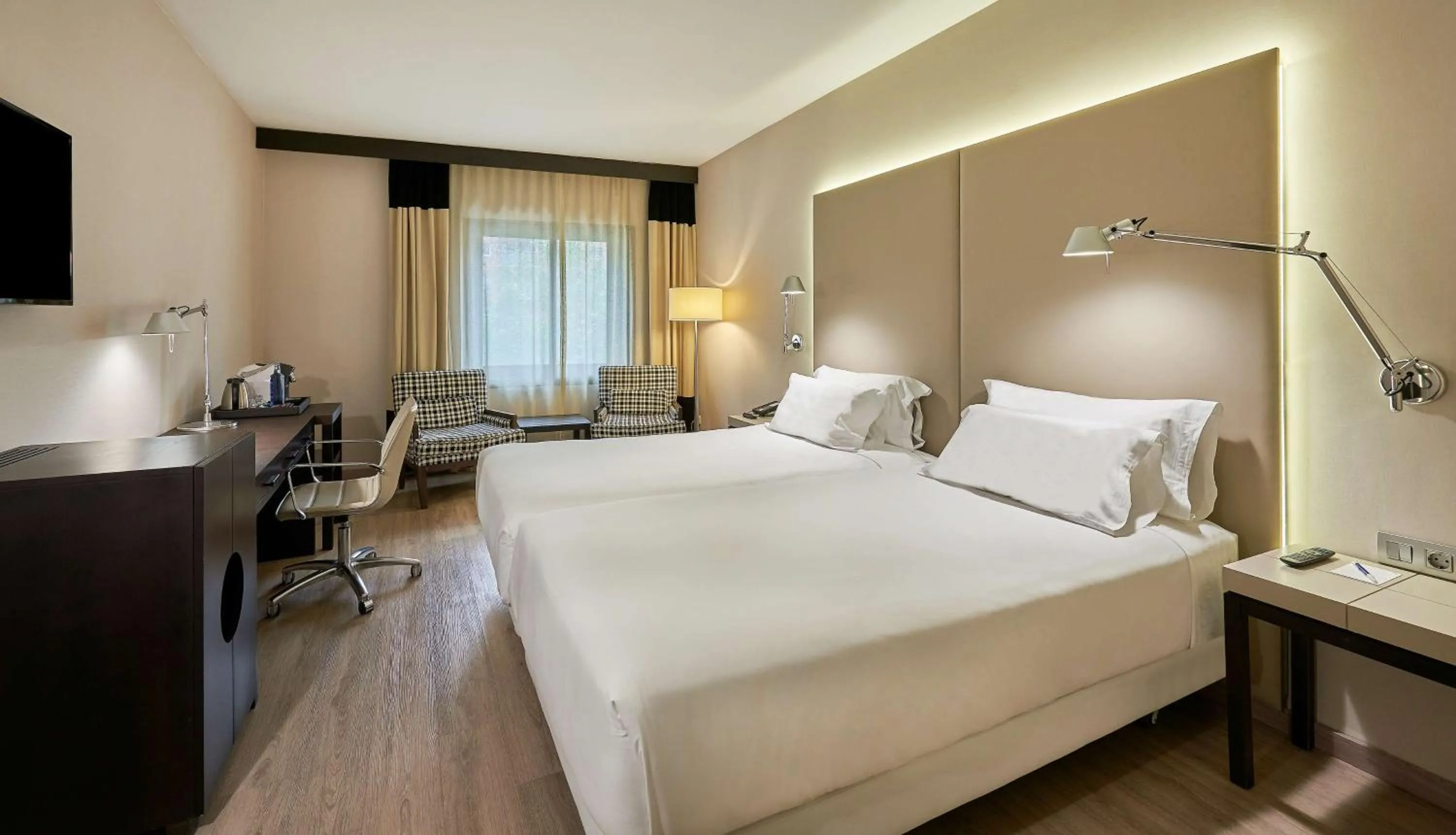 Bedroom, Bed in NH Lleida Pirineos