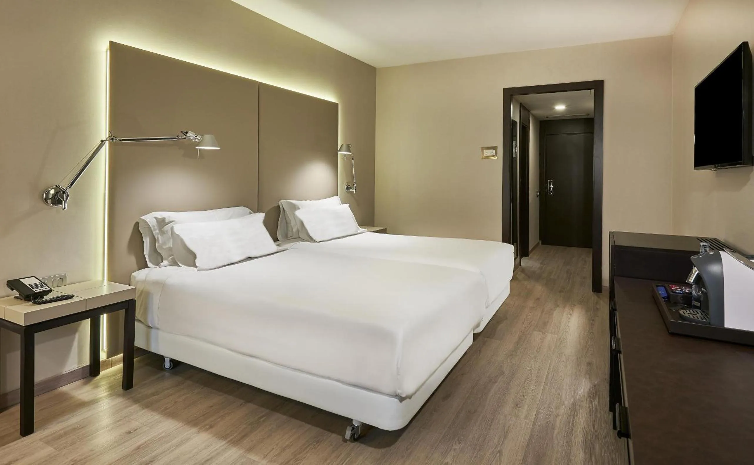 Bedroom, Bed in NH Lleida Pirineos