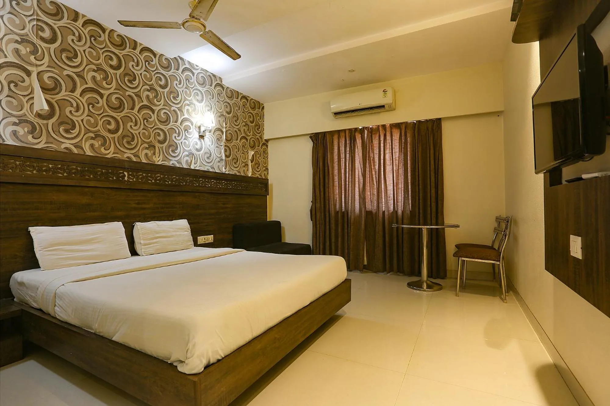 Communal lounge/ TV room, Bed in Via Shivani Residency - Mira Road