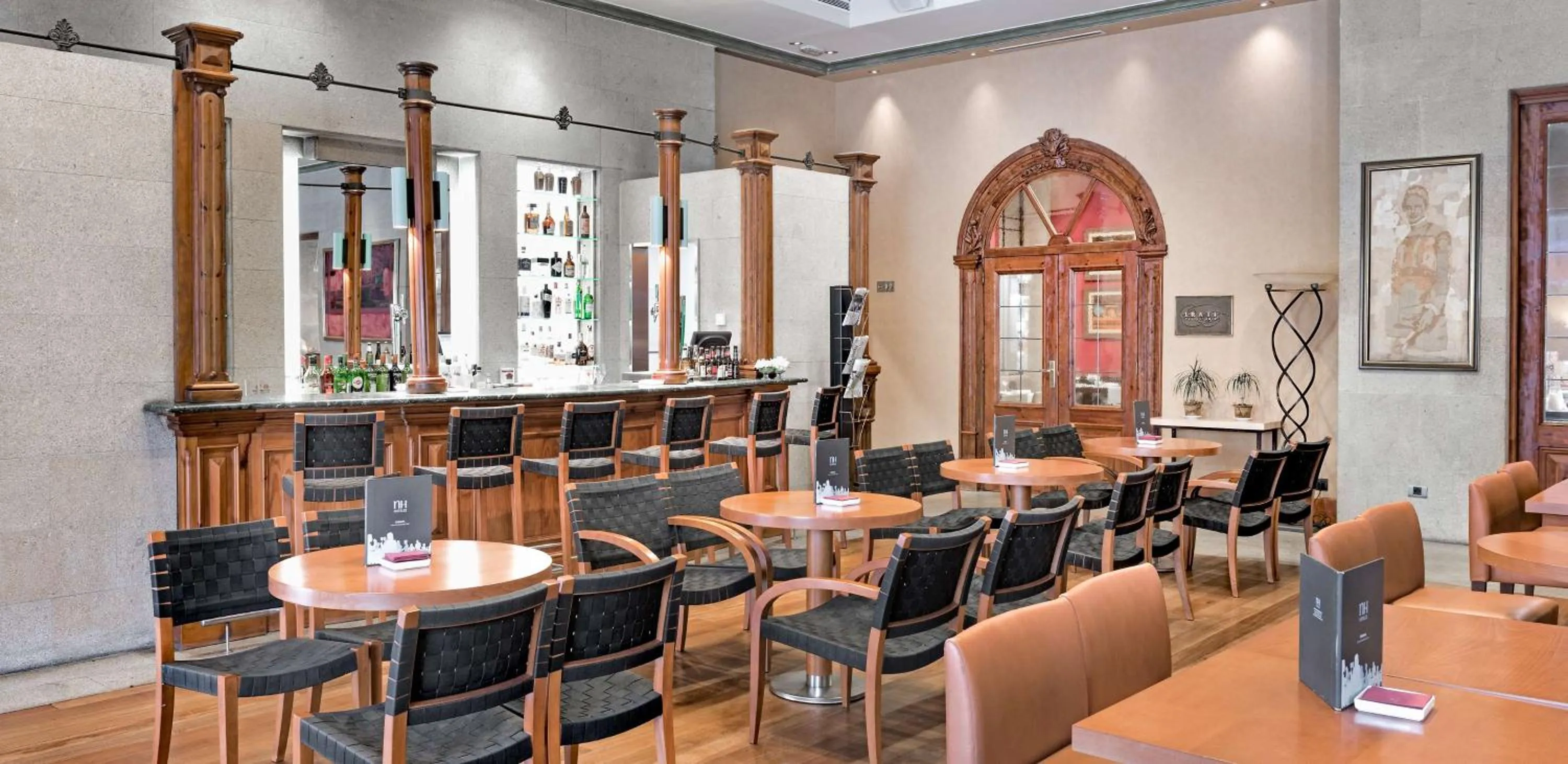 Lounge or bar in NH Collection Vigo