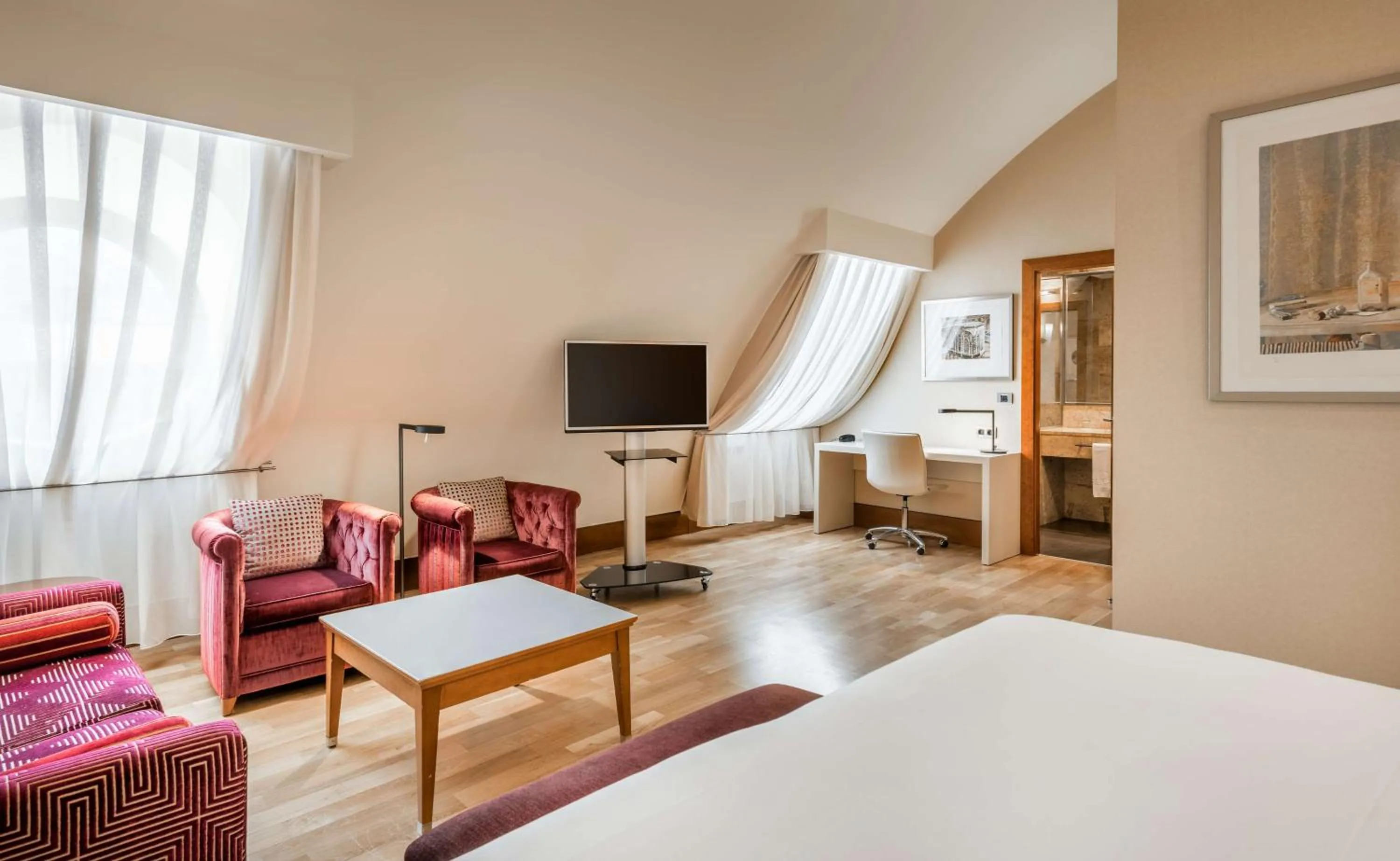 Photo of the whole room, Bed in NH Collection Vigo