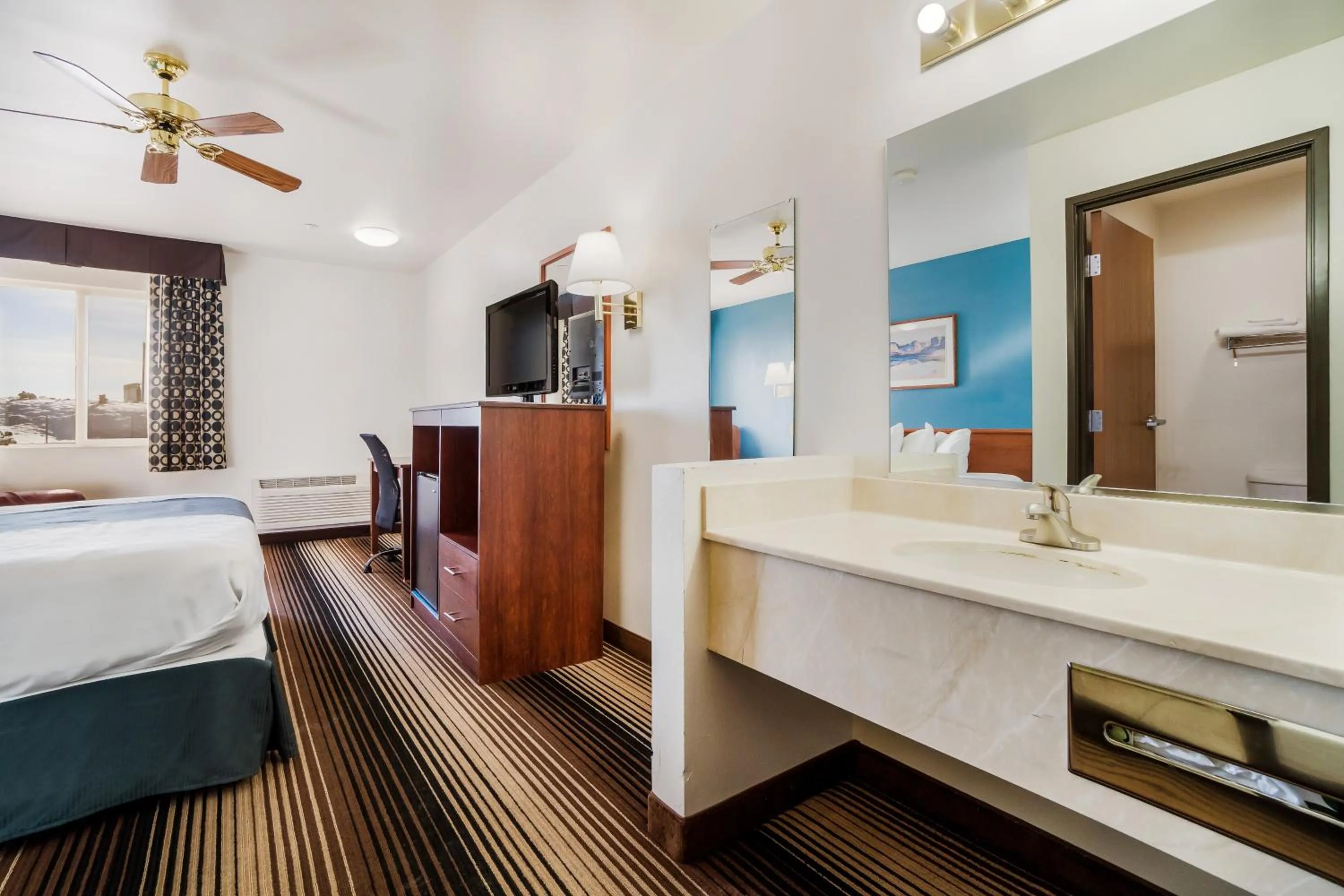 Bed in Americas Best Value Inn Green River