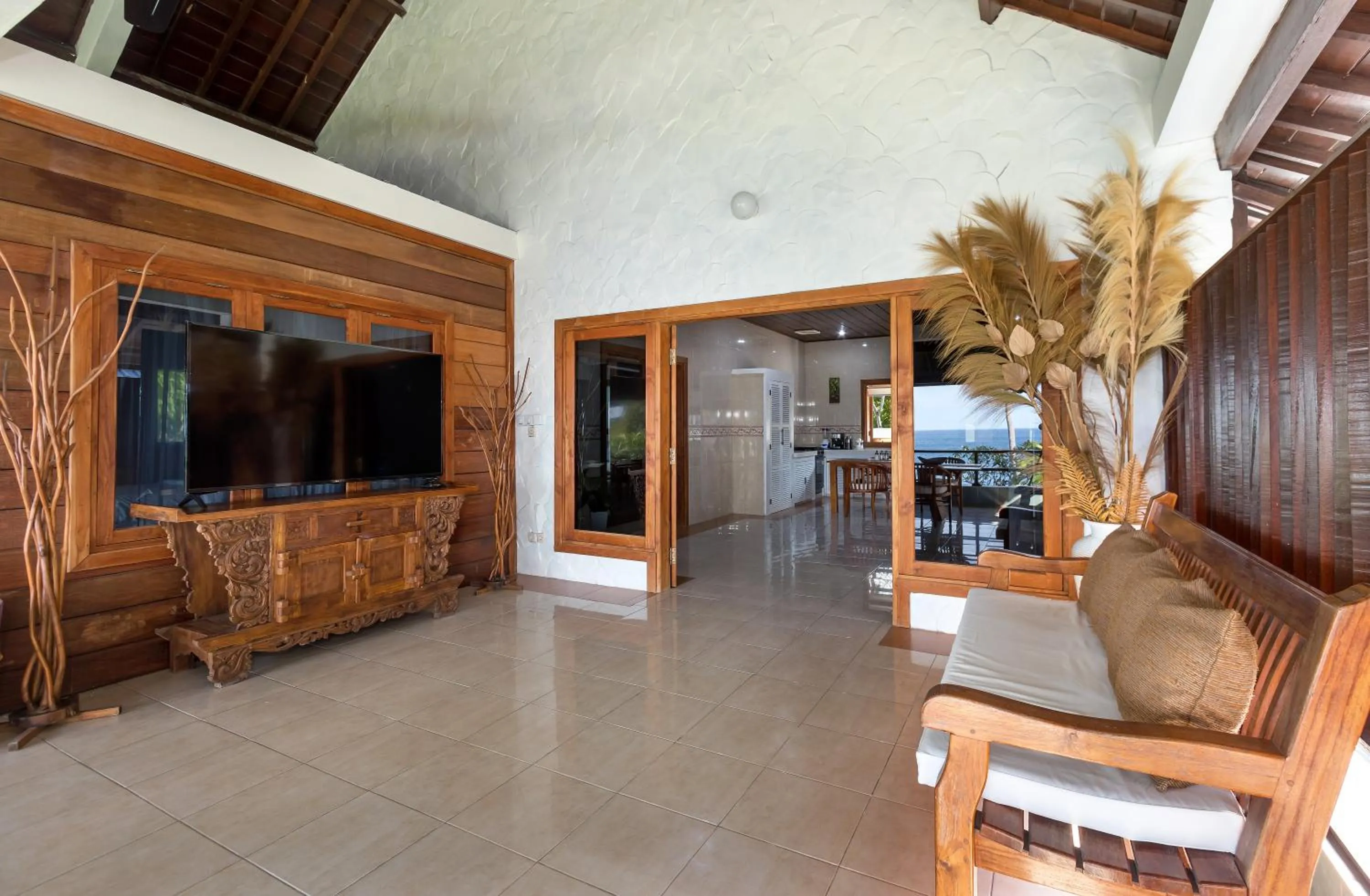 TV and multimedia in Kanna Seafront Estate Tulamben