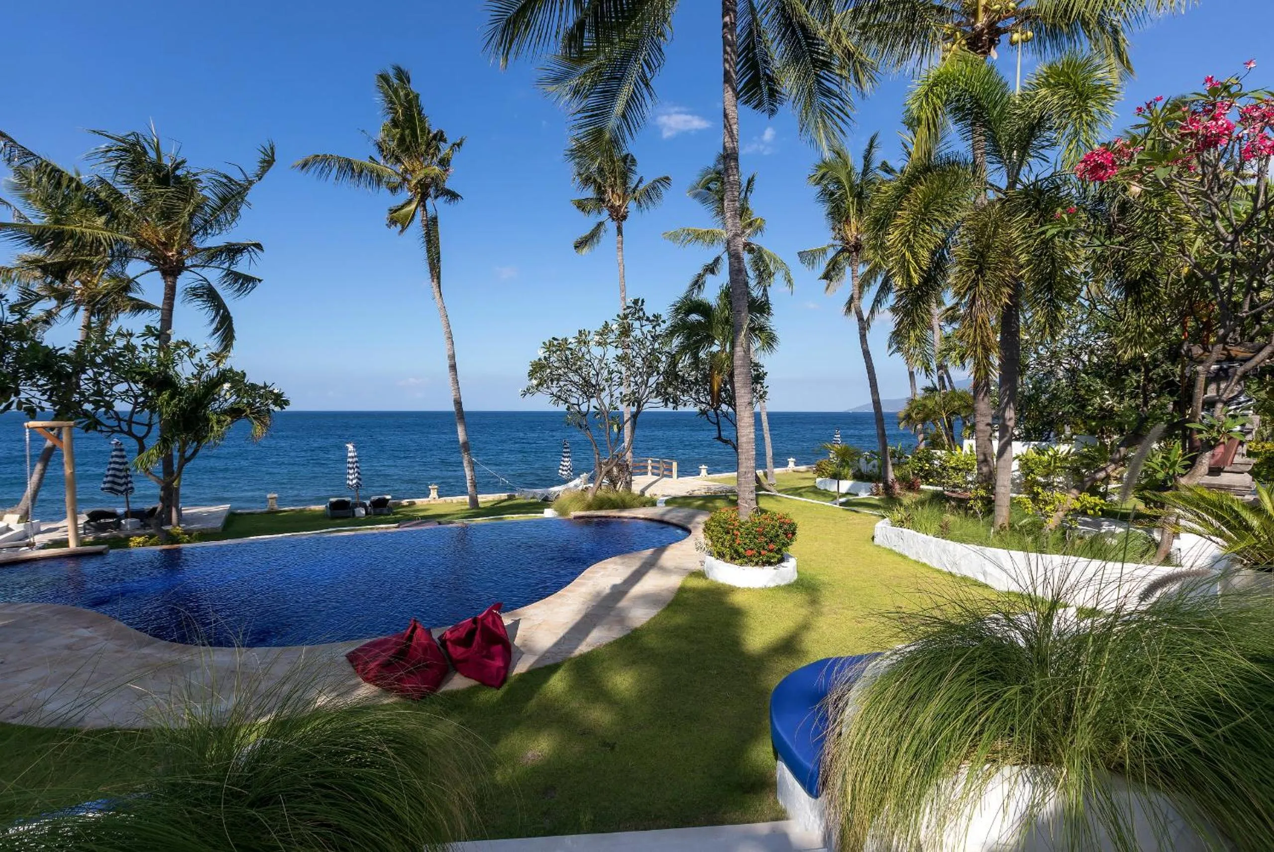 Swimming pool in Kanna Seafront Estate Tulamben