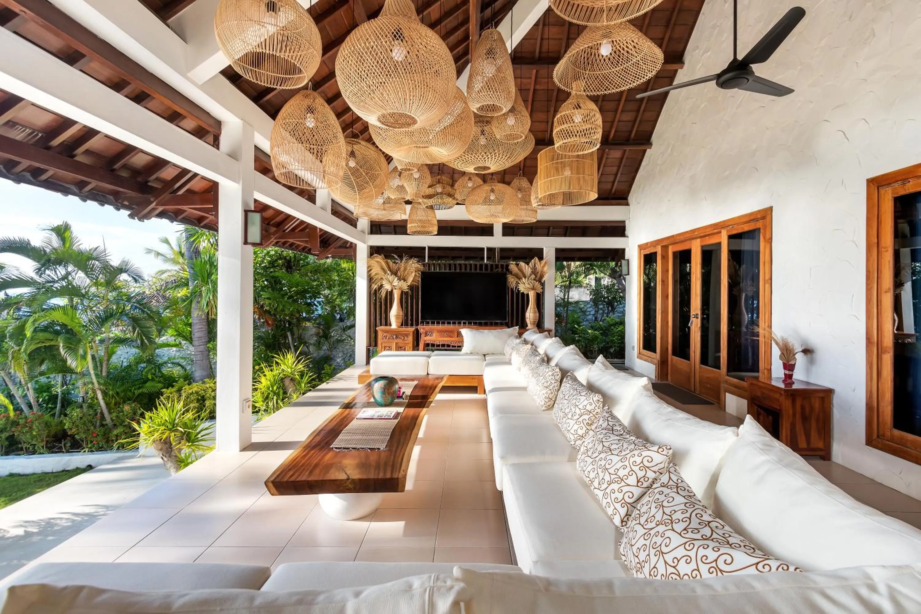 Day in Kanna Seafront Estate Tulamben