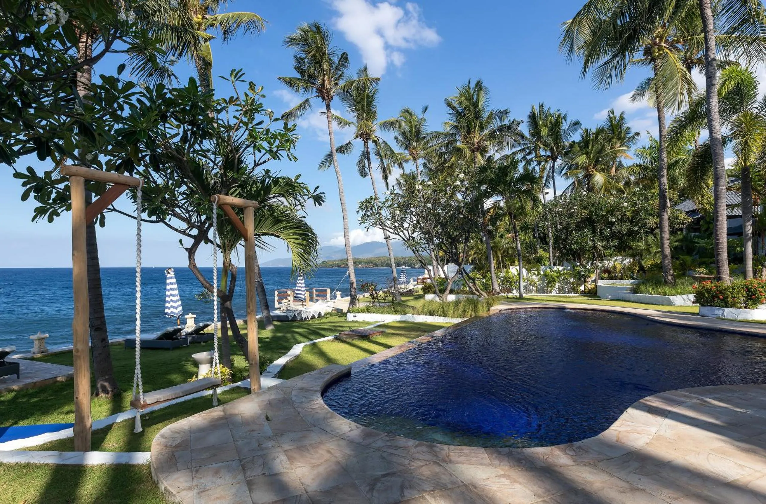 Swimming pool in Kanna Seafront Estate Tulamben