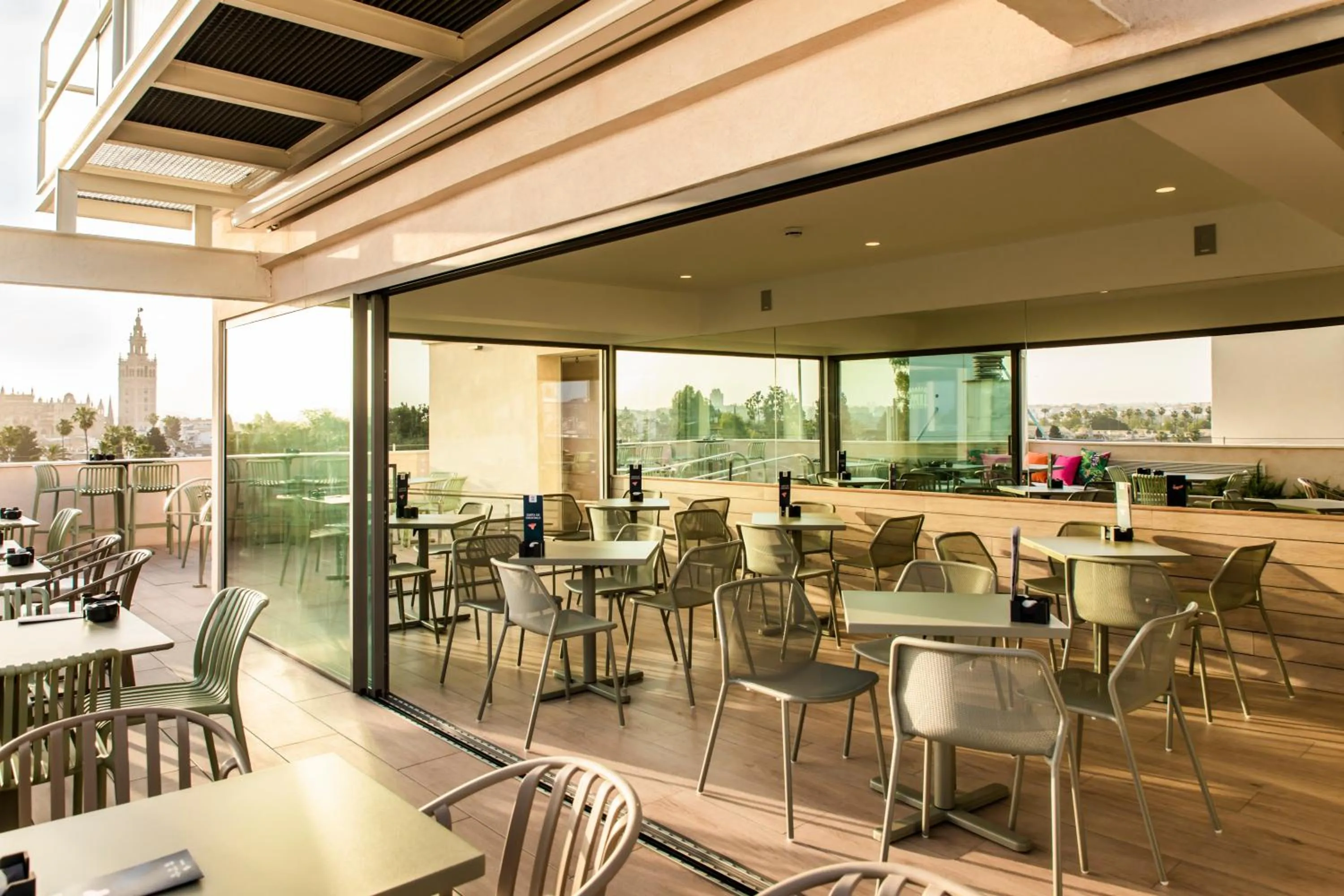 Restaurant/places to eat in Hotel Alcázar