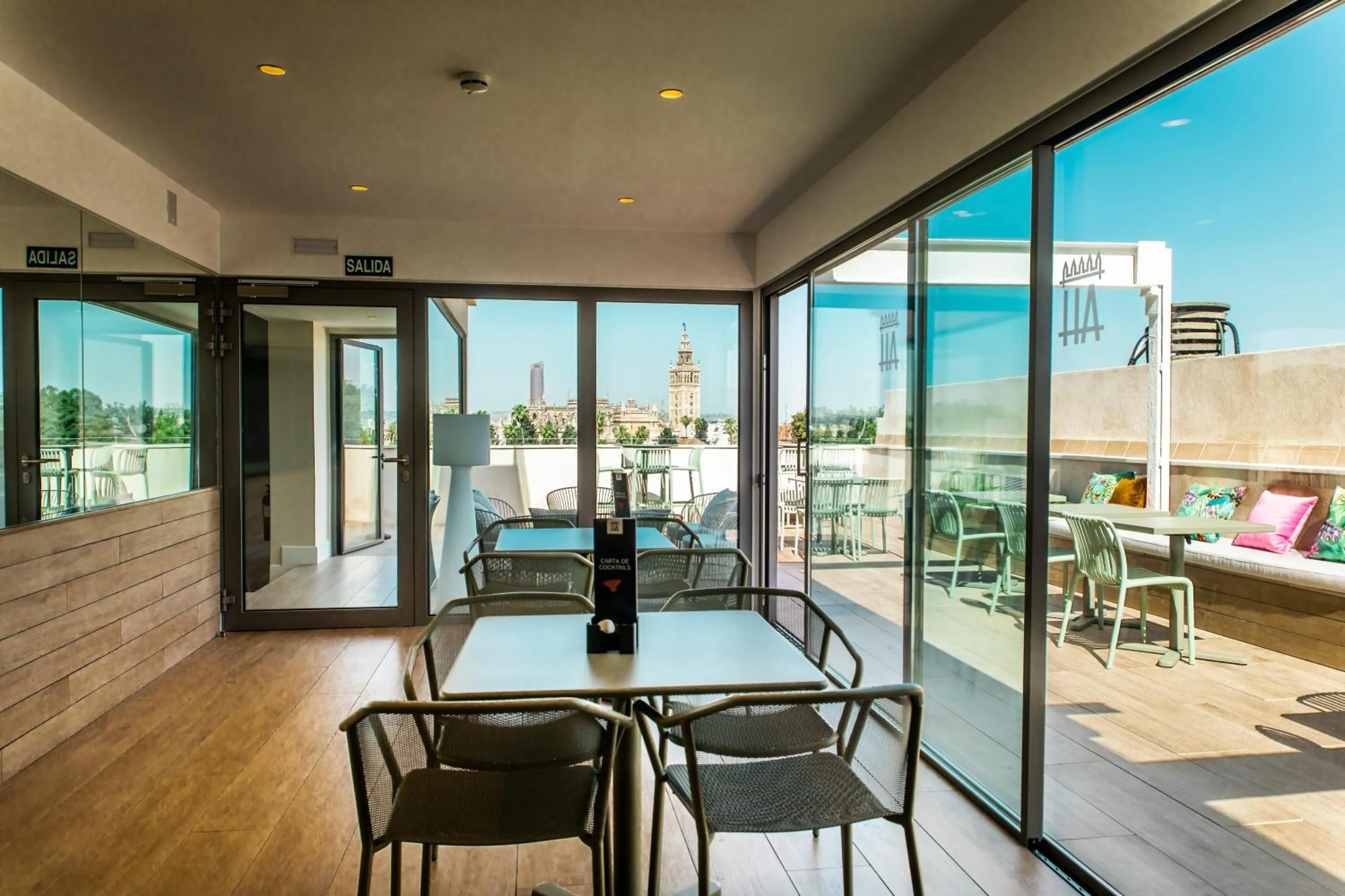 Restaurant/places to eat in Hotel Alcázar