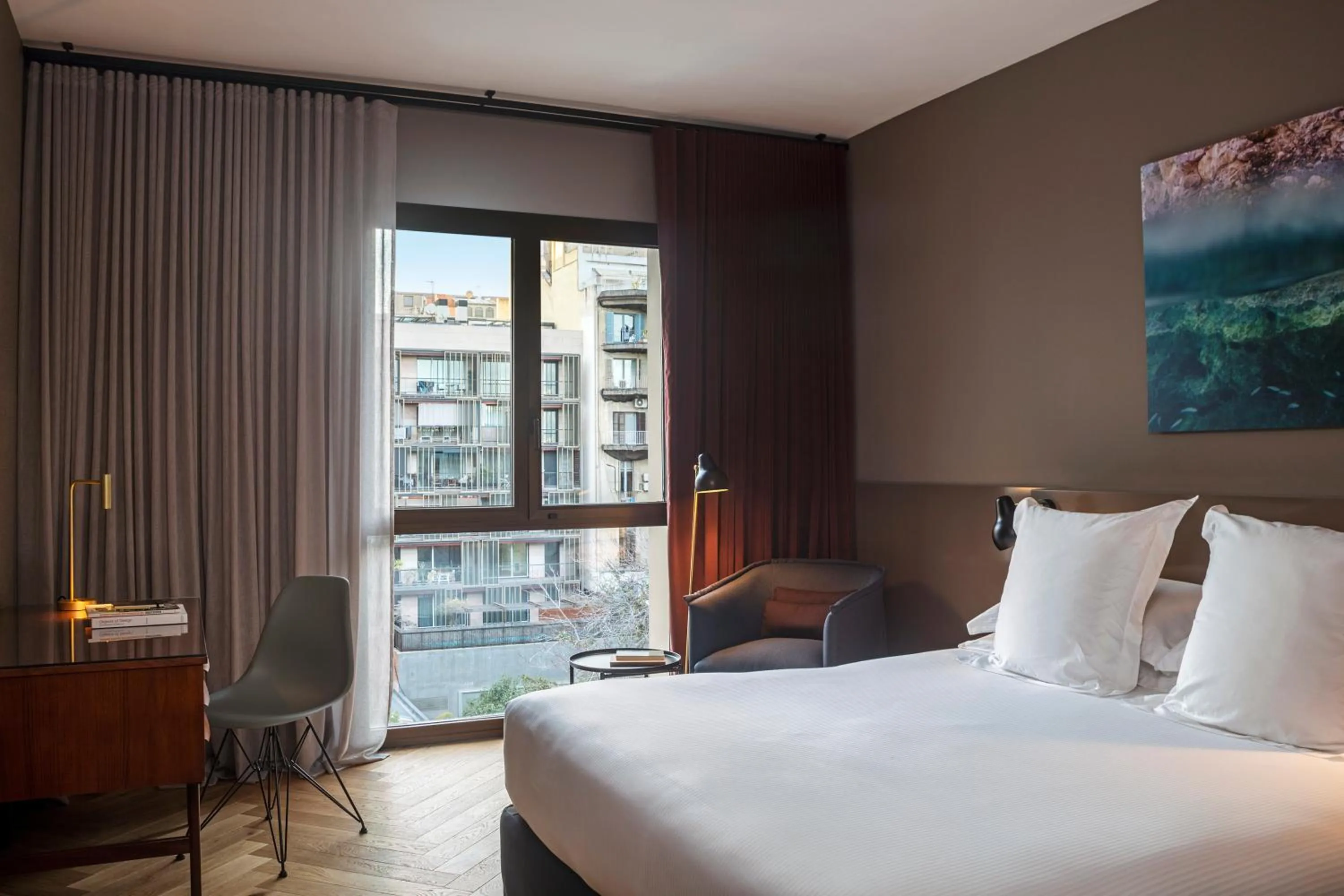 Photo of the whole room, Bed in Alexandra Barcelona Hotel, Curio Collection by Hilton