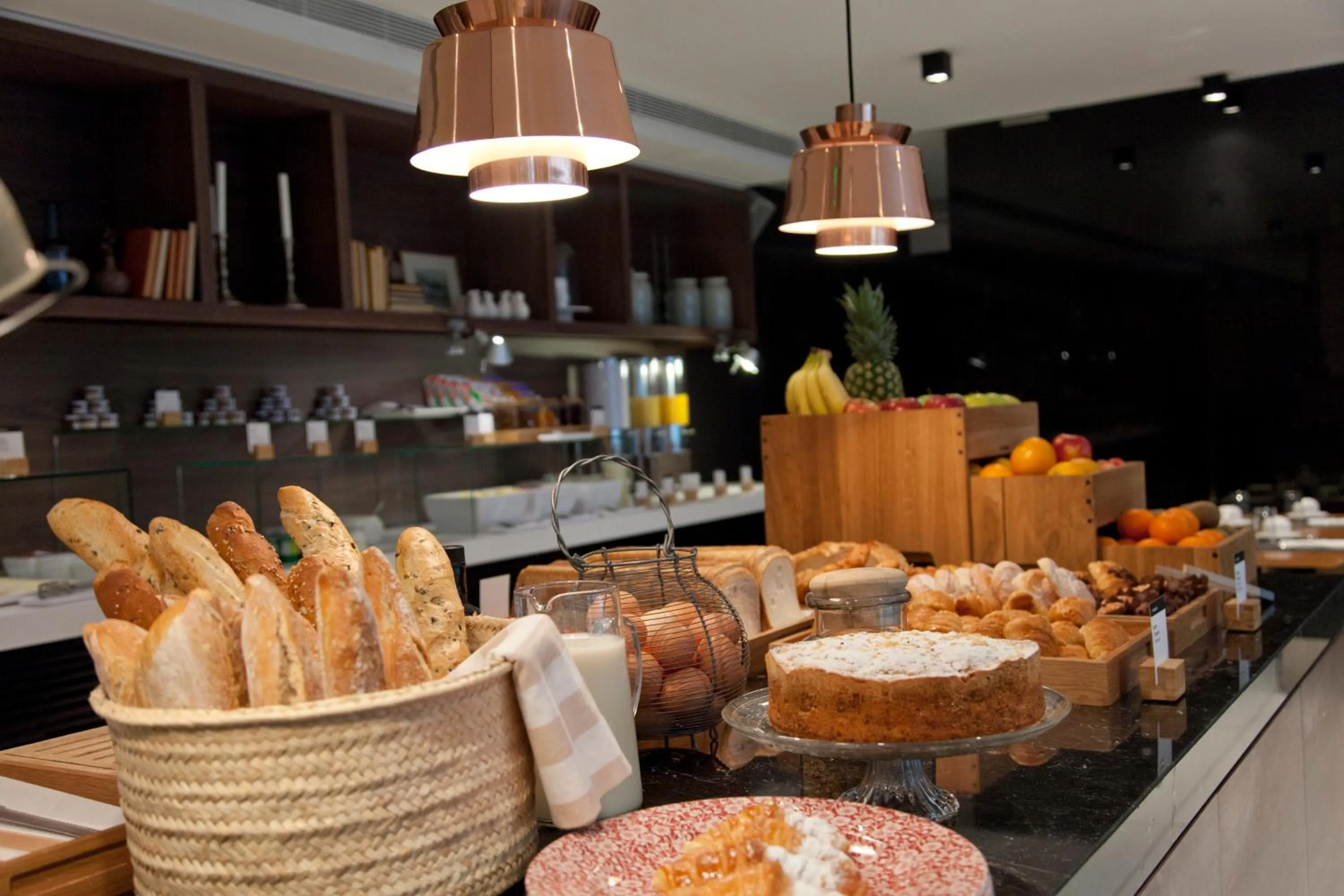 Restaurant/places to eat in Alexandra Barcelona Hotel, Curio Collection by Hilton