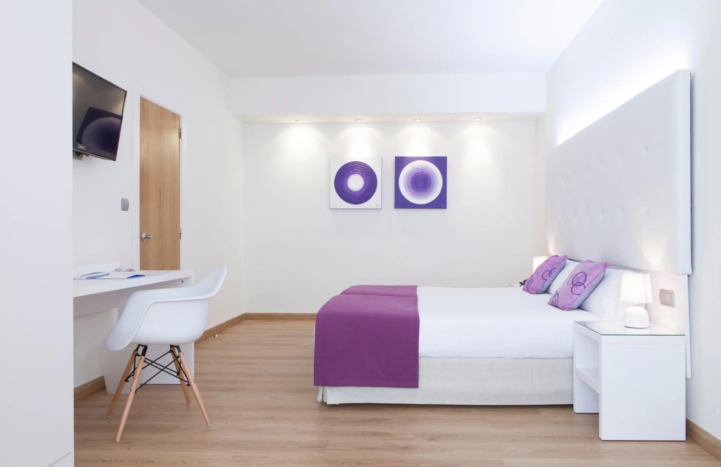 Seating area, Bed in Hotel Albahia Alicante