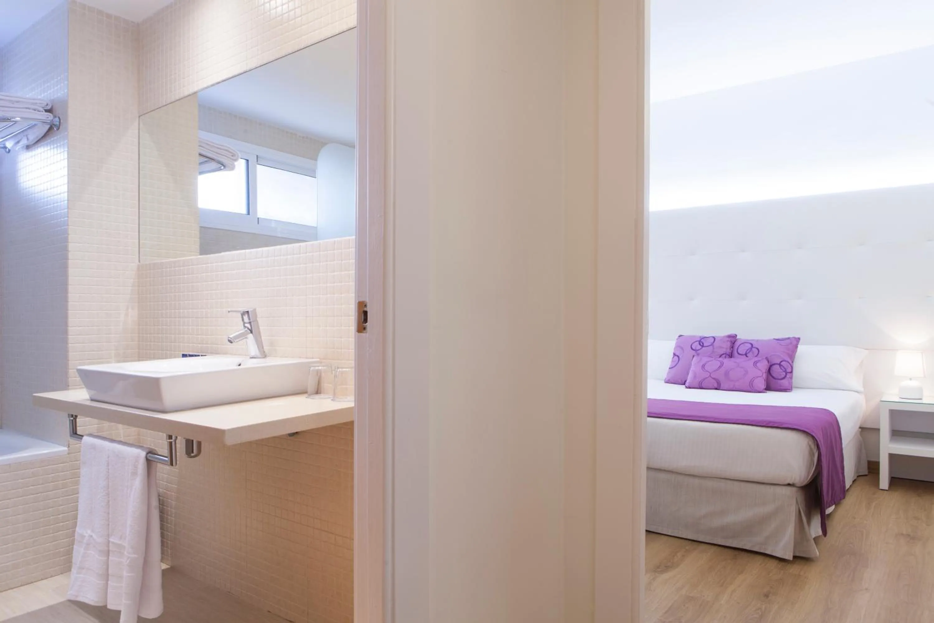 Bathroom, Bed in Hotel Albahia Alicante