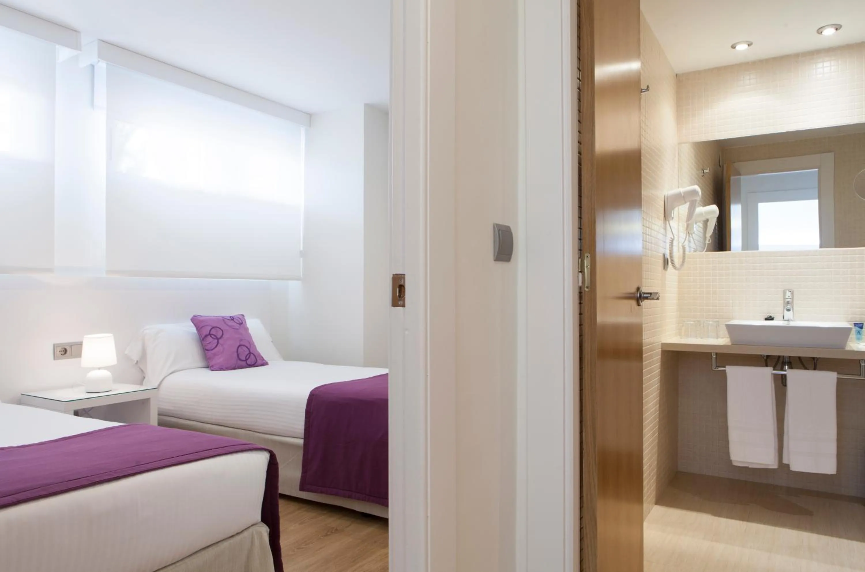 Bathroom, Bed in Hotel Albahia Alicante