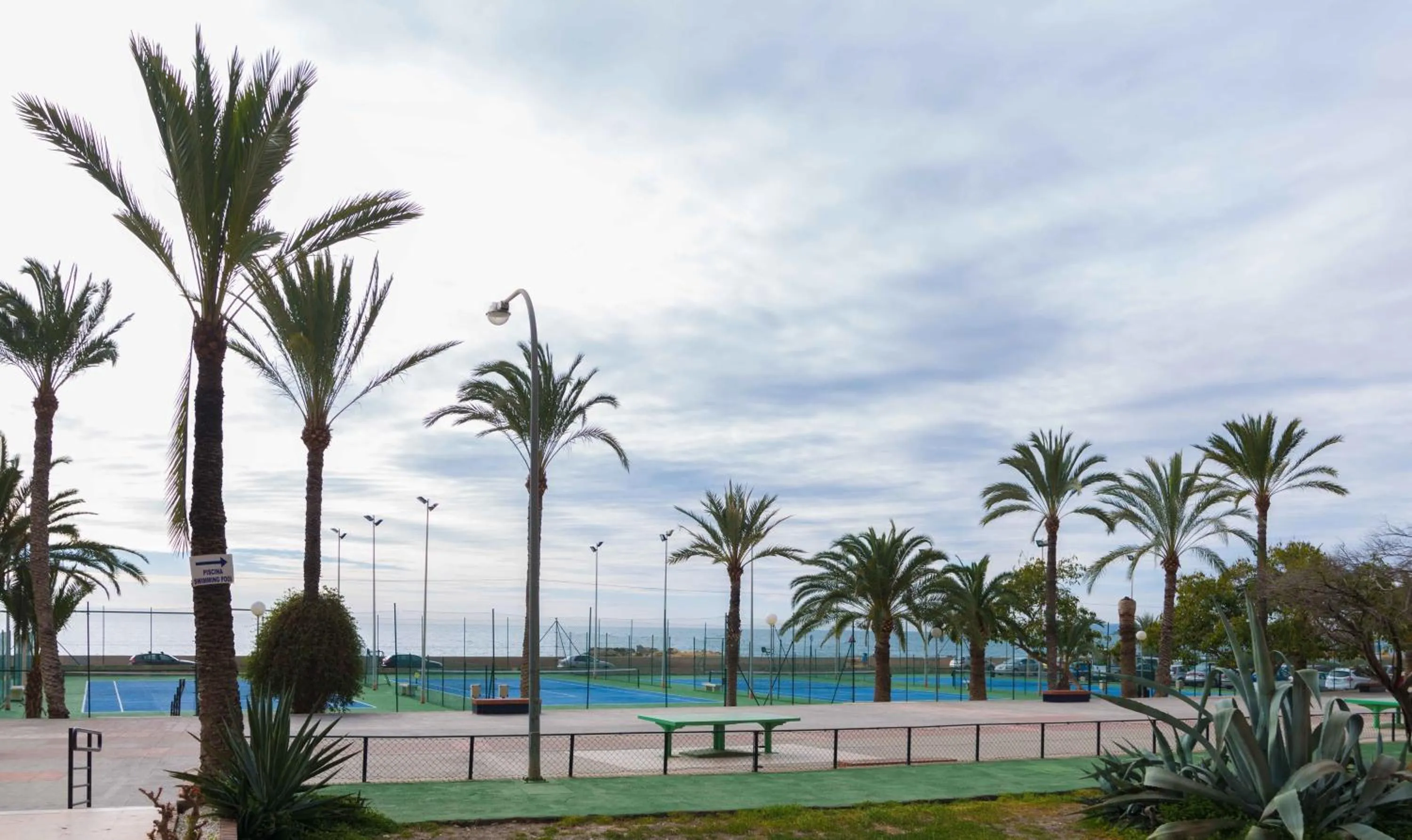 Tennis court in Hotel Albahia Alicante