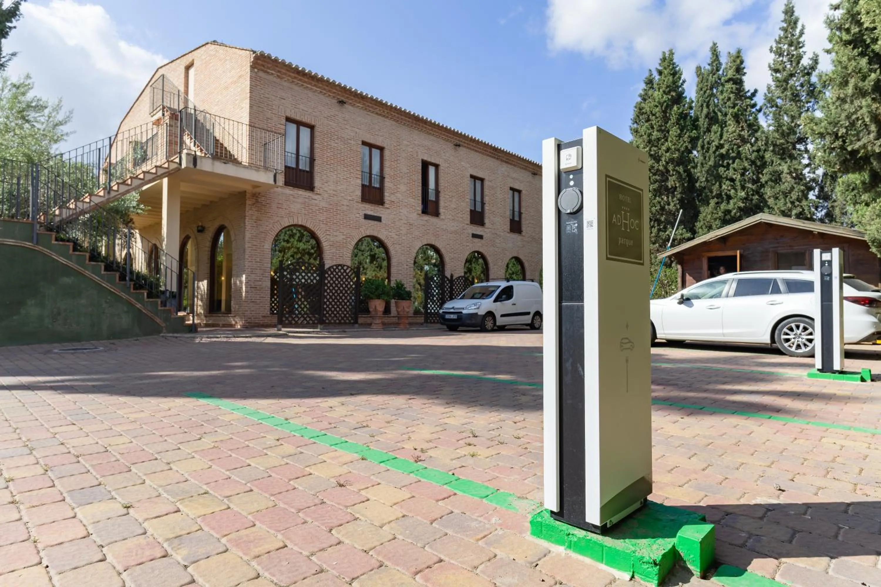 Parking in Ad Hoc Parque