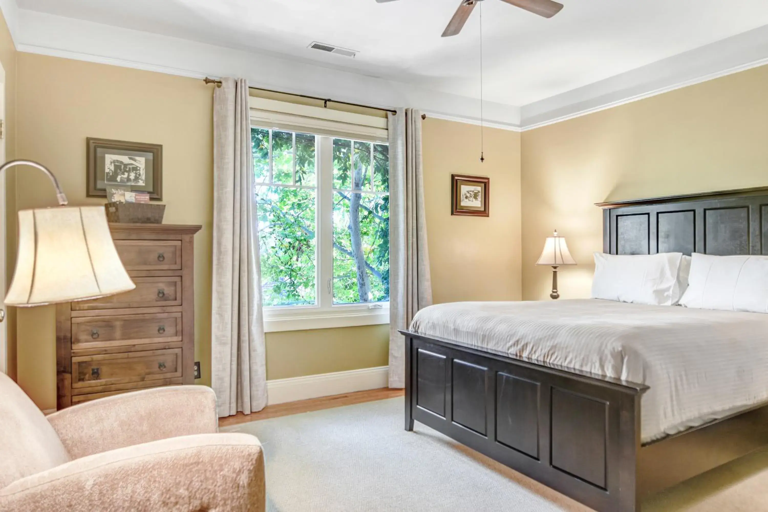 Queen Room in Chateau De Vie Queen Room in Chateau De Vie