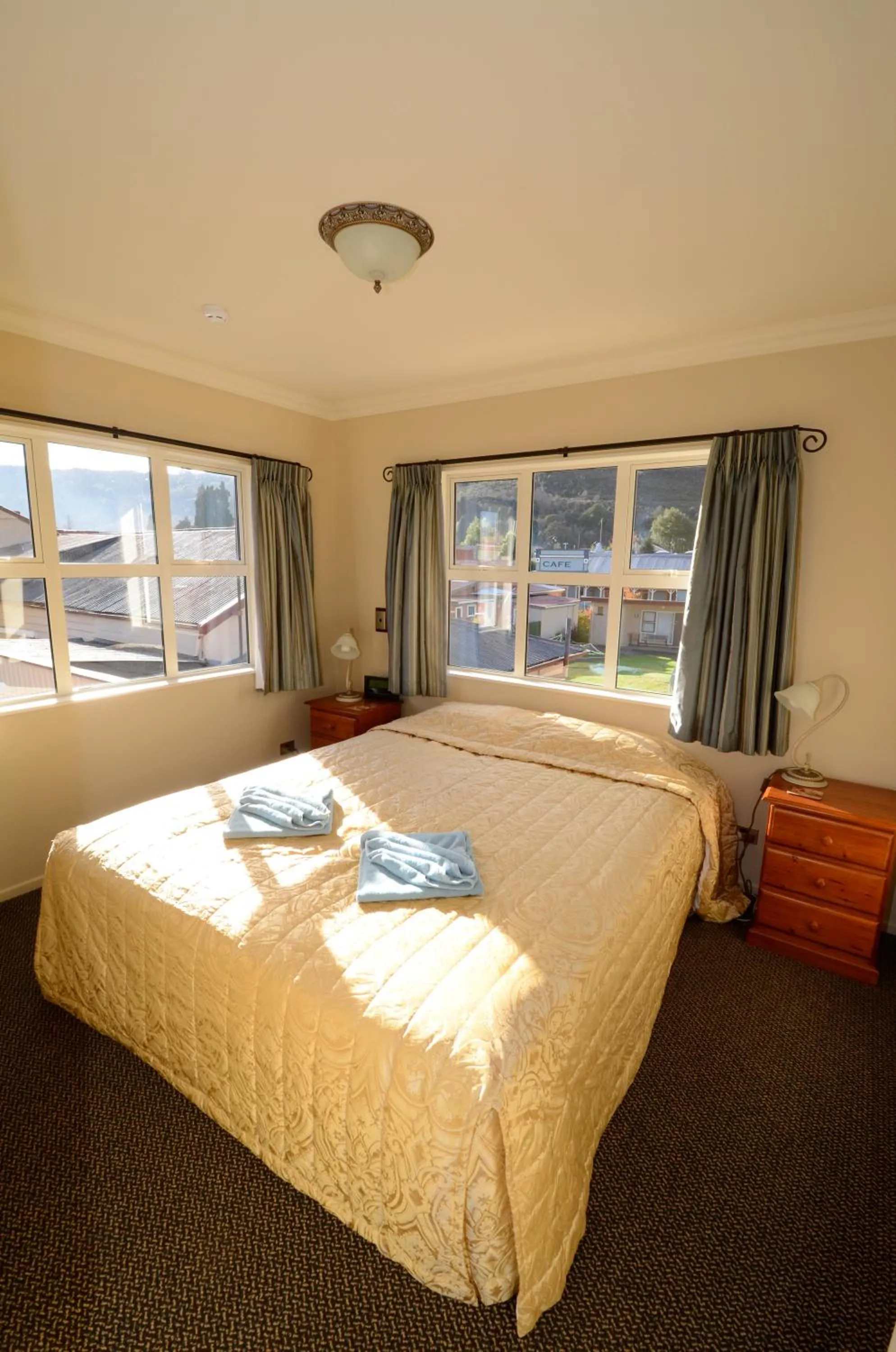 Bed in Lantern Court Motel