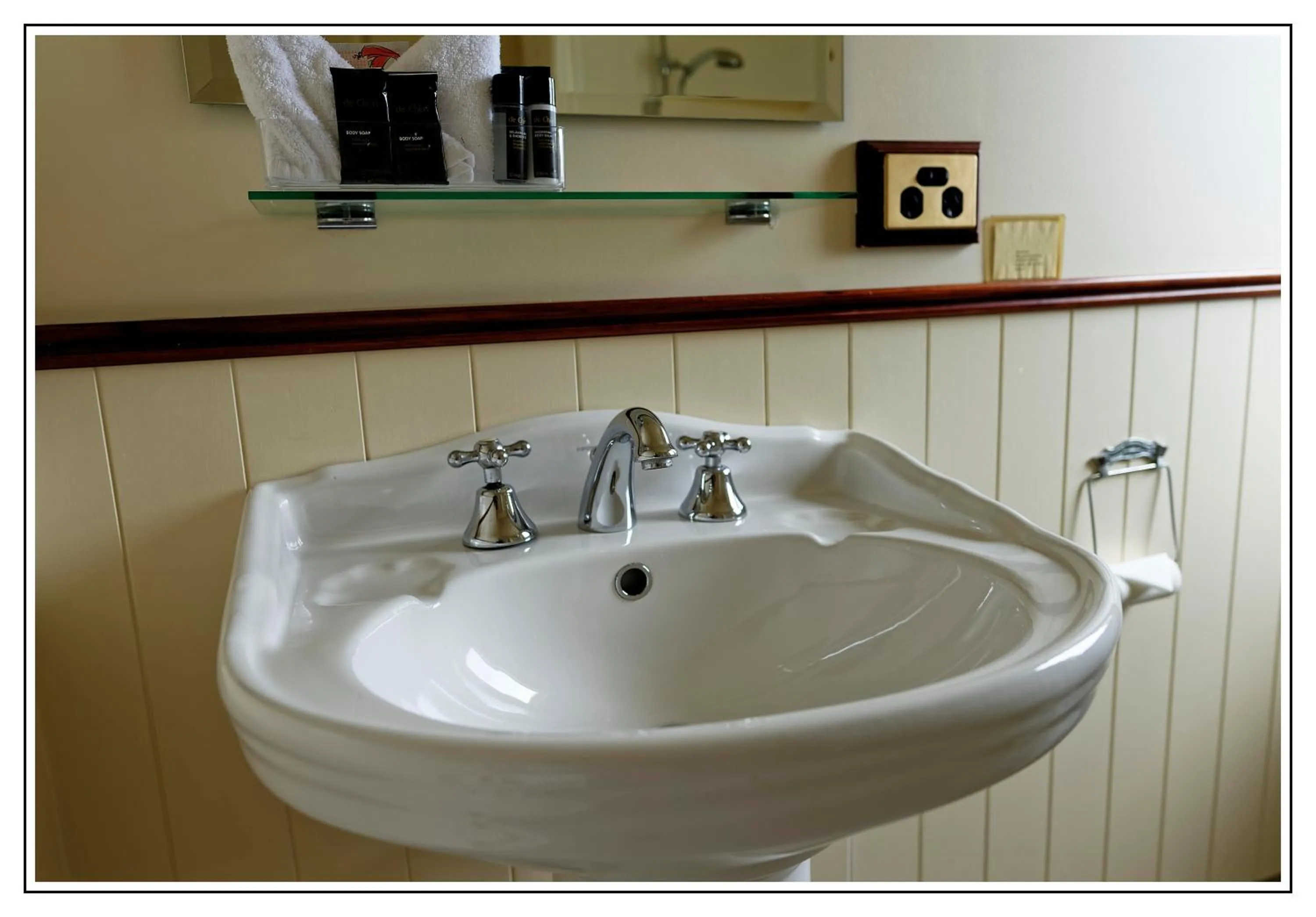 Bathroom in Lantern Court Motel