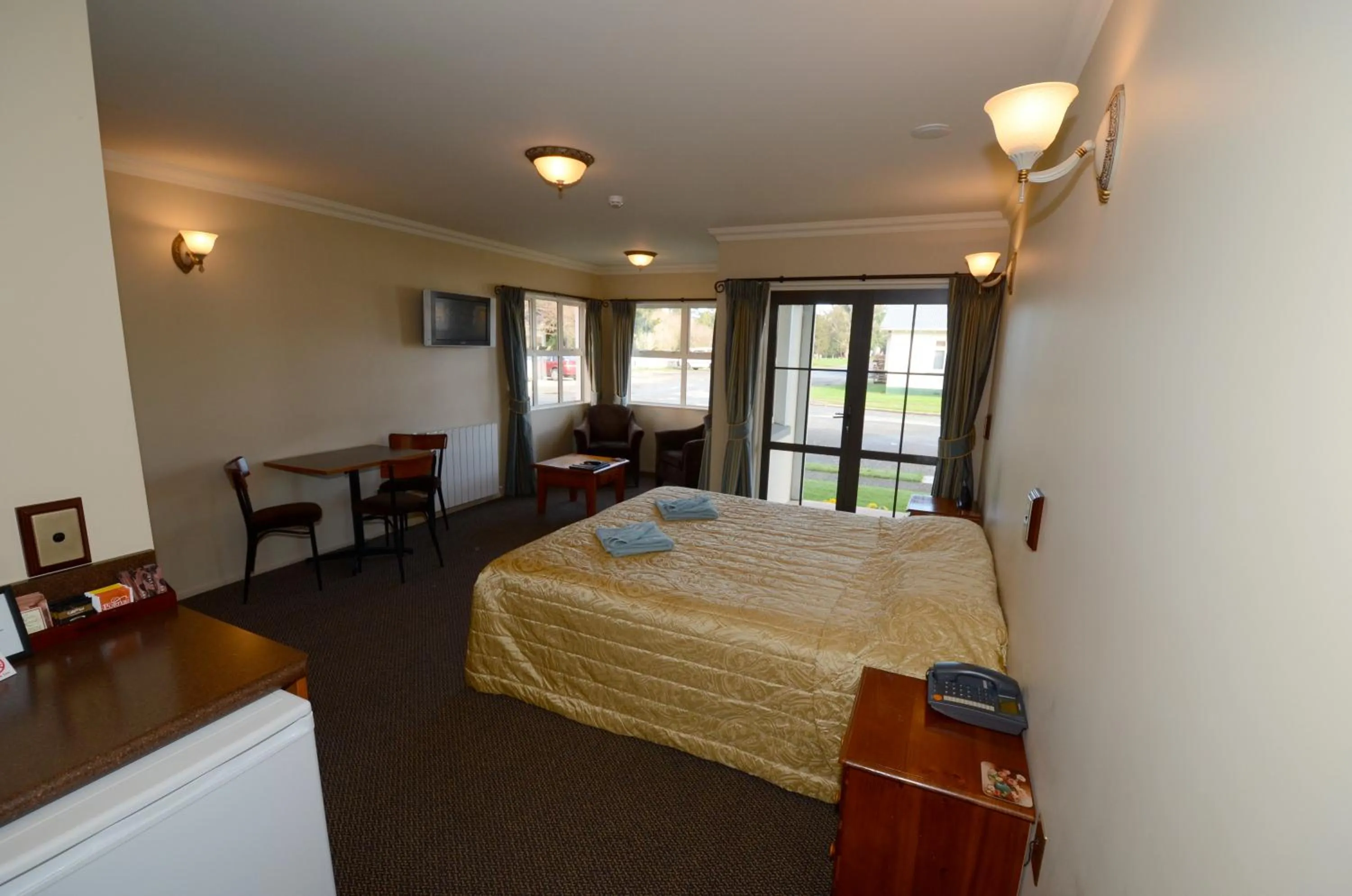 Day, Bed in Lantern Court Motel