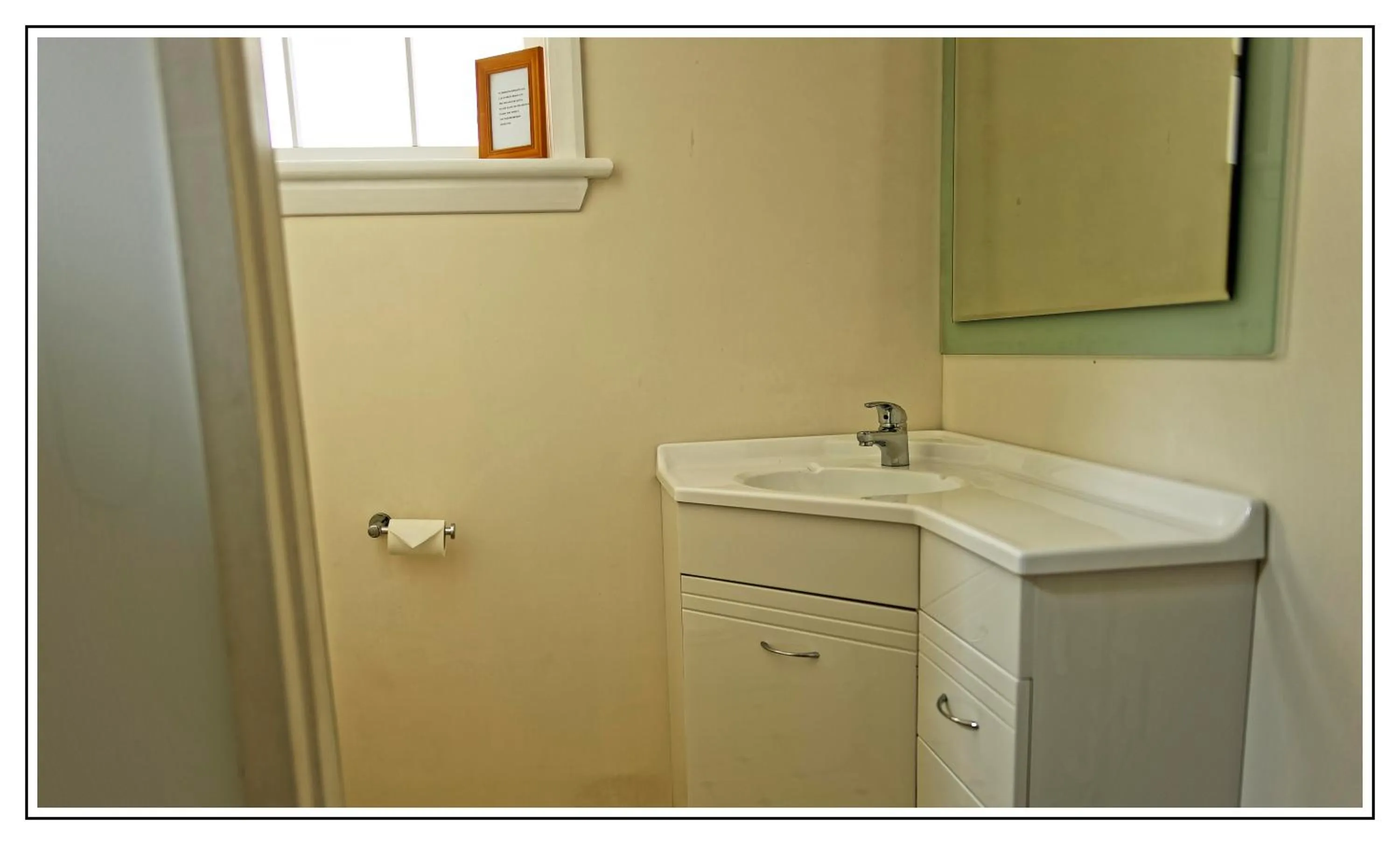 Bathroom in Lantern Court Motel