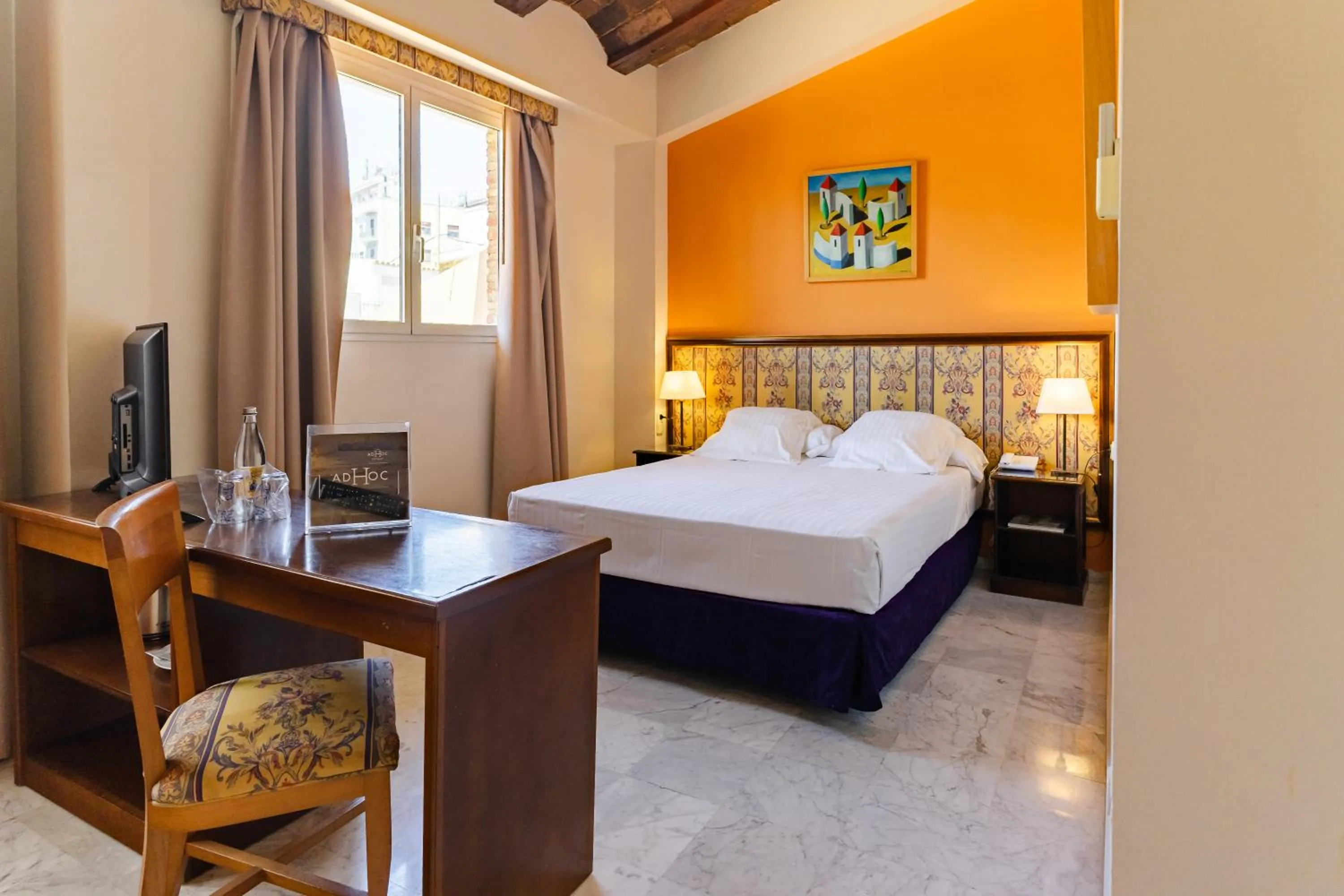 Photo of the whole room, Bed in Ad Hoc Monumental 1881