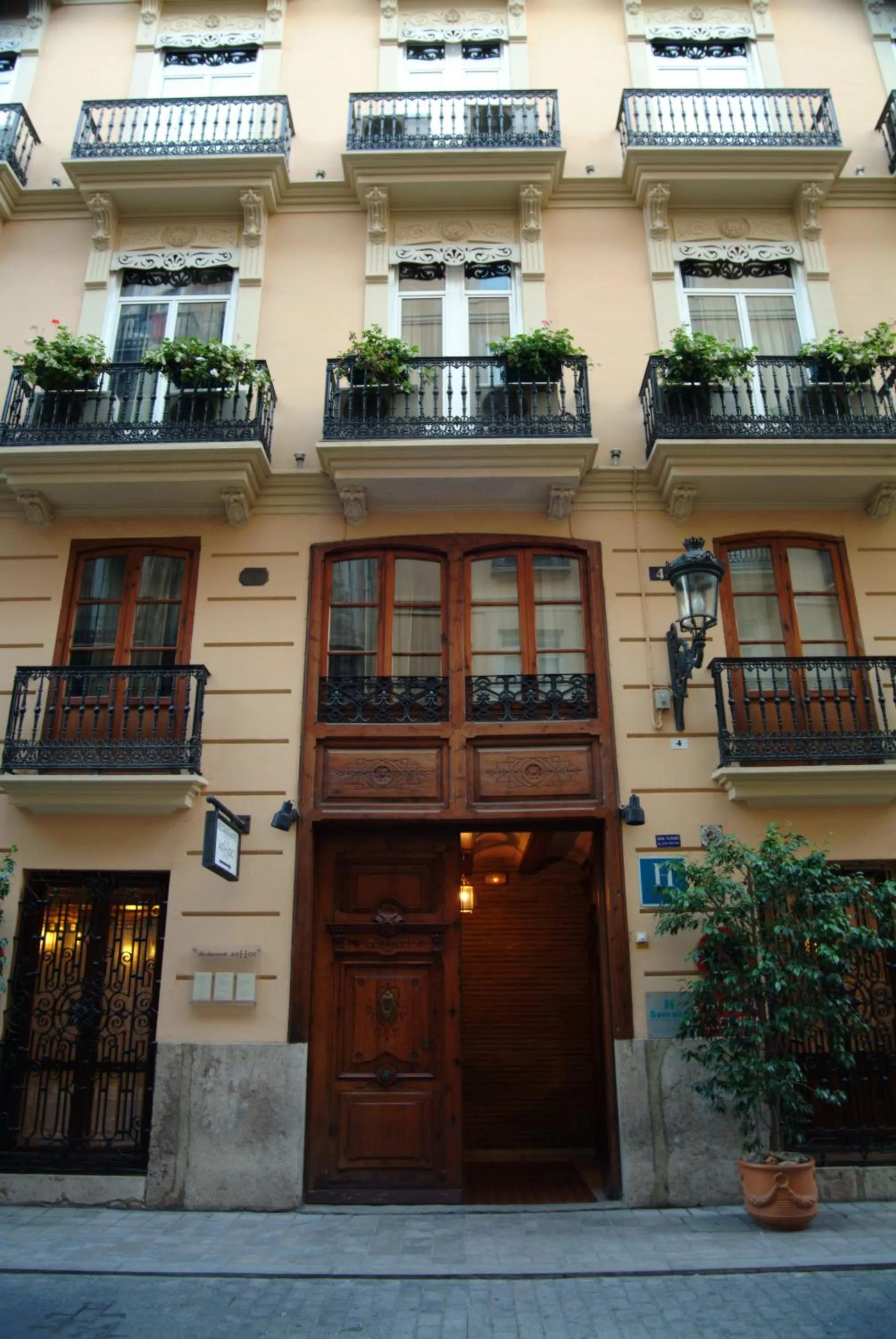 Facade/entrance in Ad Hoc Monumental 1881