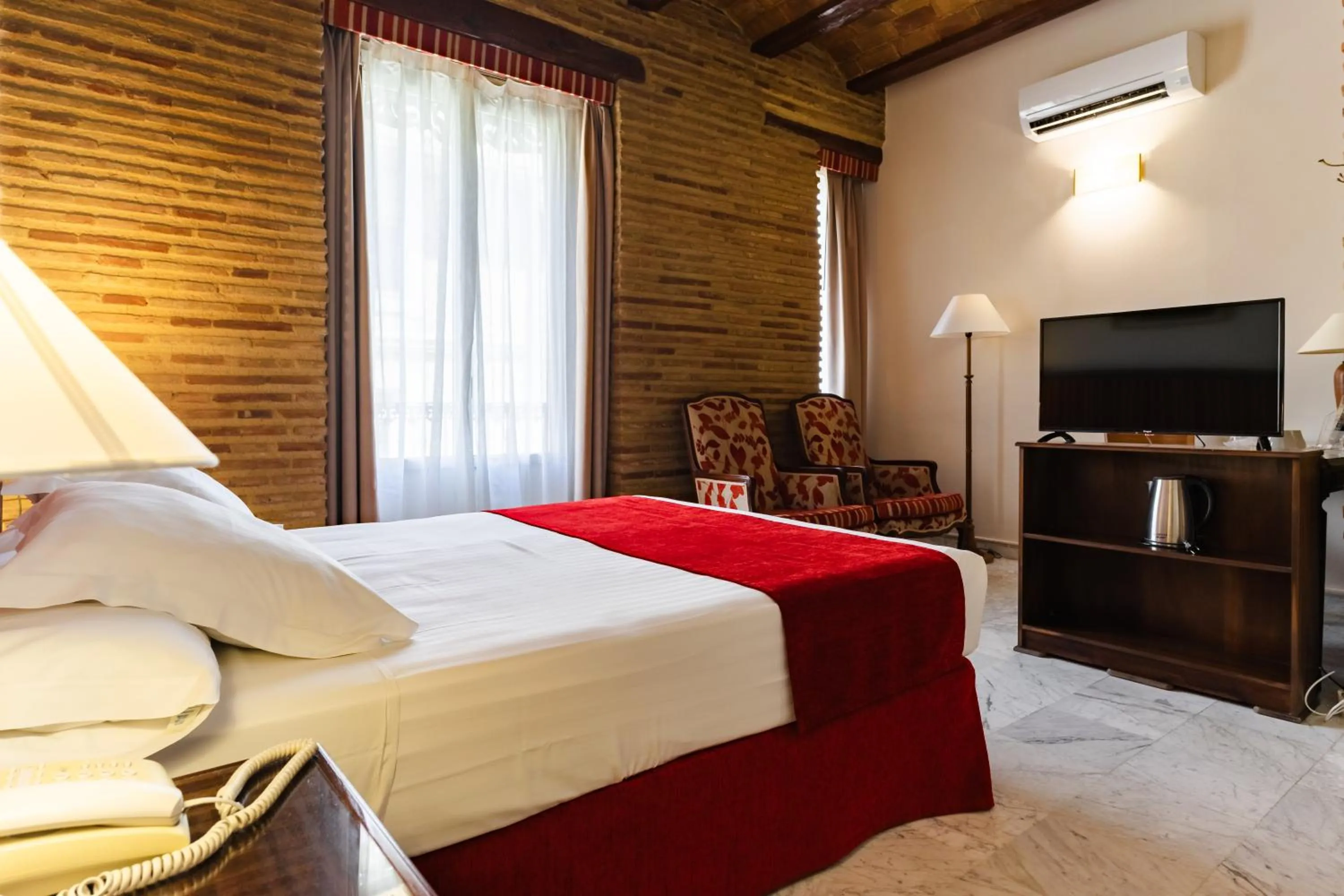 Photo of the whole room, Bed in Ad Hoc Monumental 1881