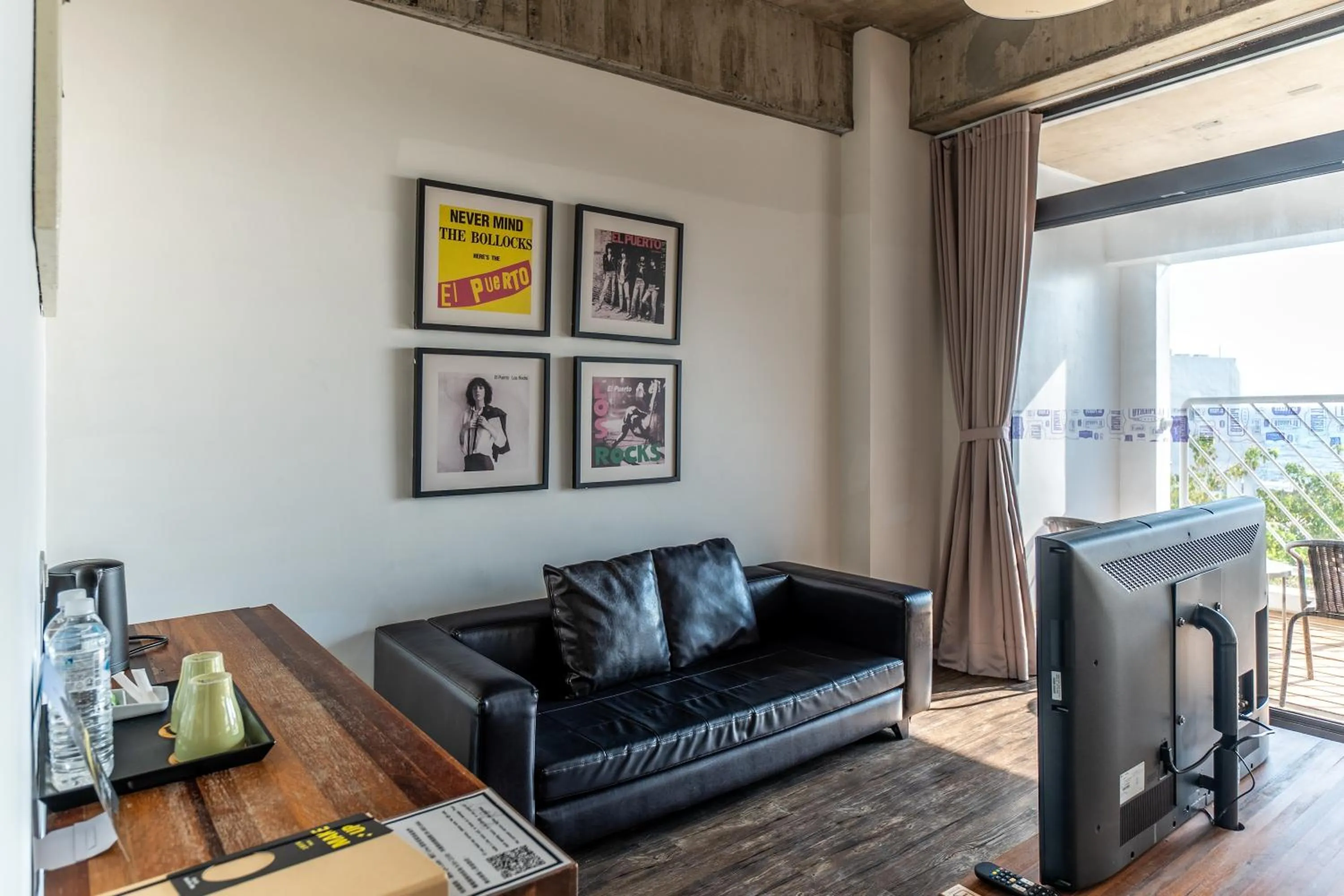 Living room in El Puerto Hotel