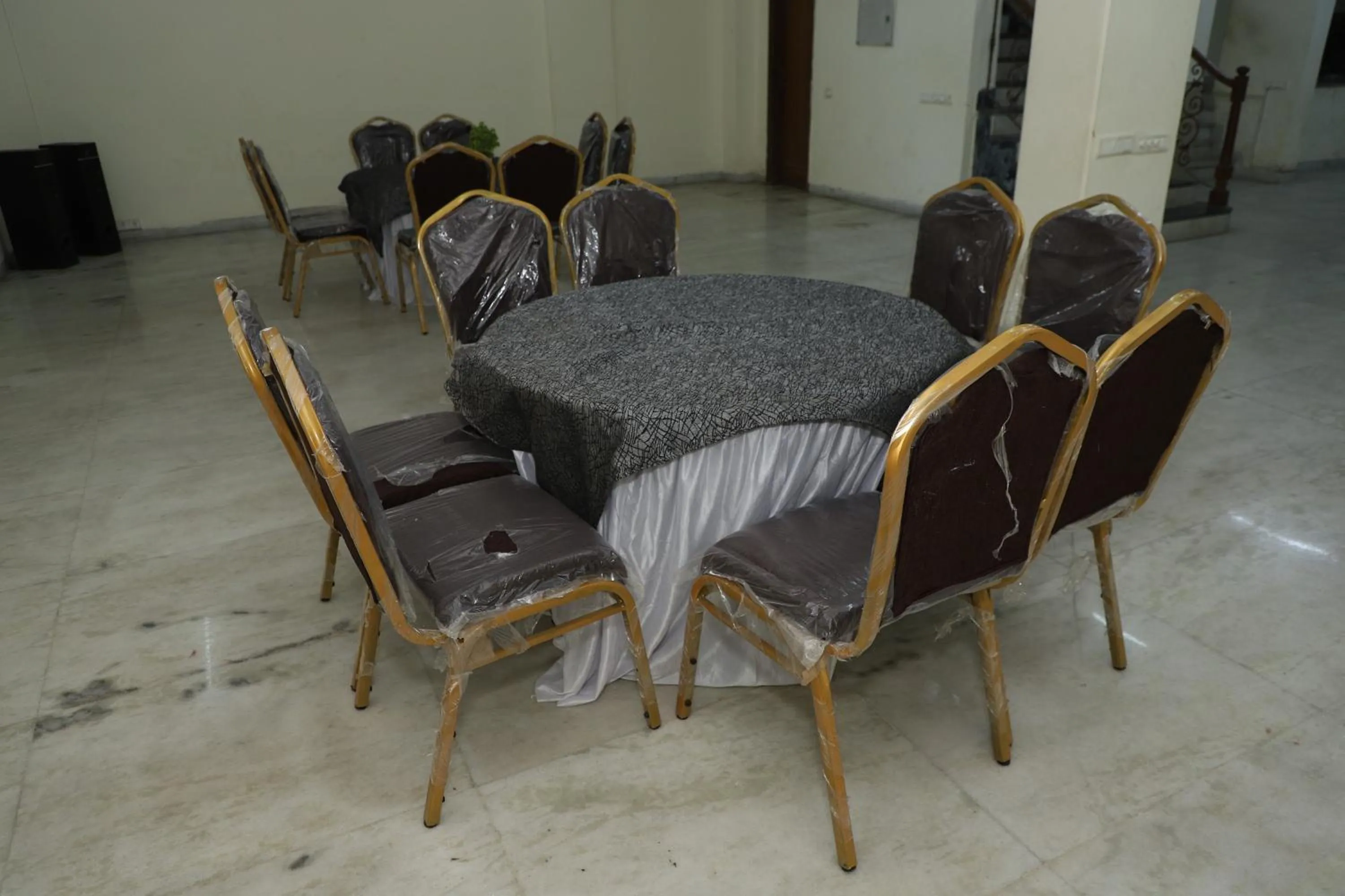 Restaurant/places to eat in Hotel Ashray Noida