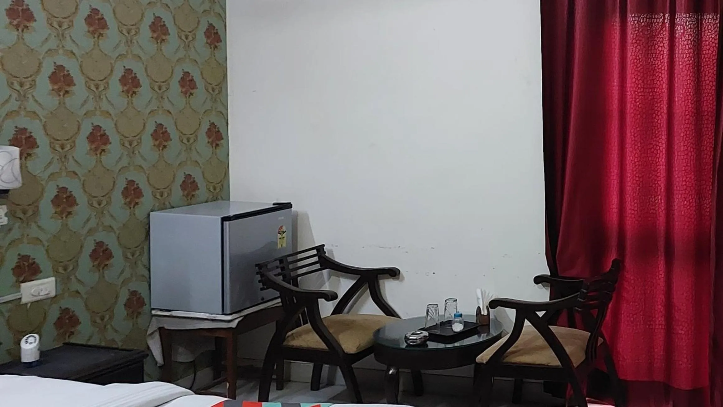 Coffee/tea facilities, Bed in Hotel Ashray Noida